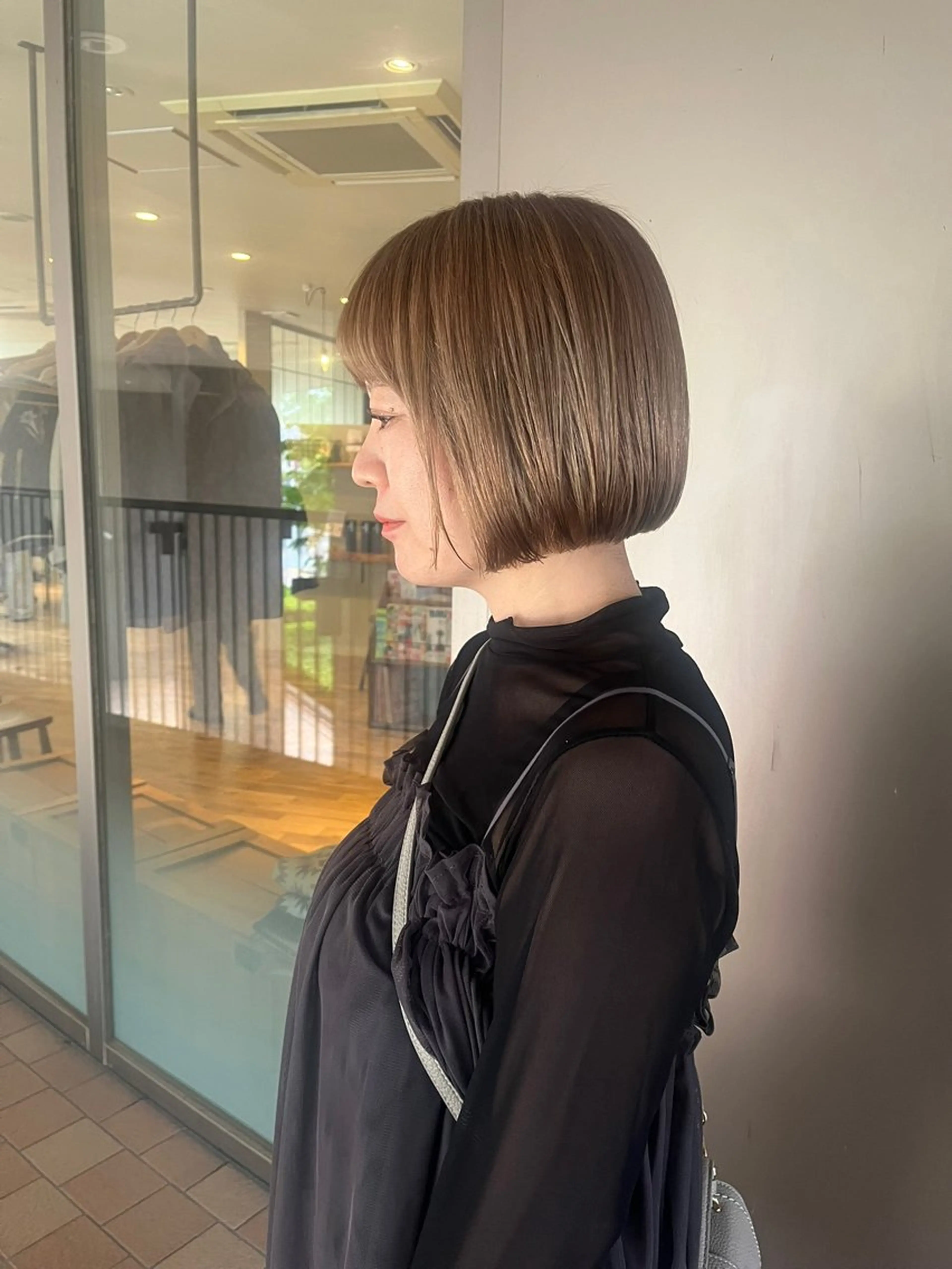 ショート ボブ カット ヘアカラー あやか/ベージュ/ 透け感カラーのヘアスタイル