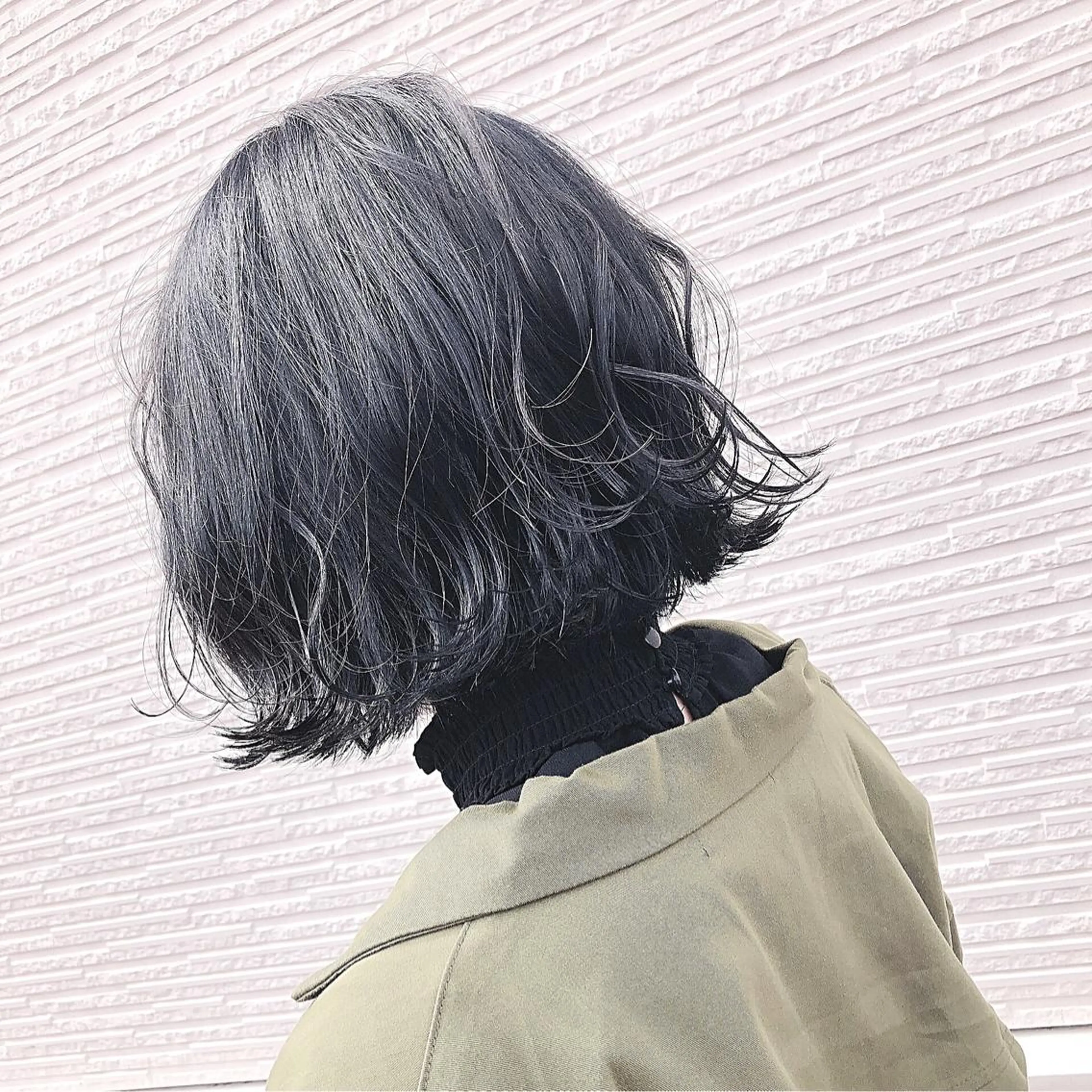 ショート カラー 黒髪 ブルーカラー ブルーブラック 名畑 裕貴のヘアスタイル