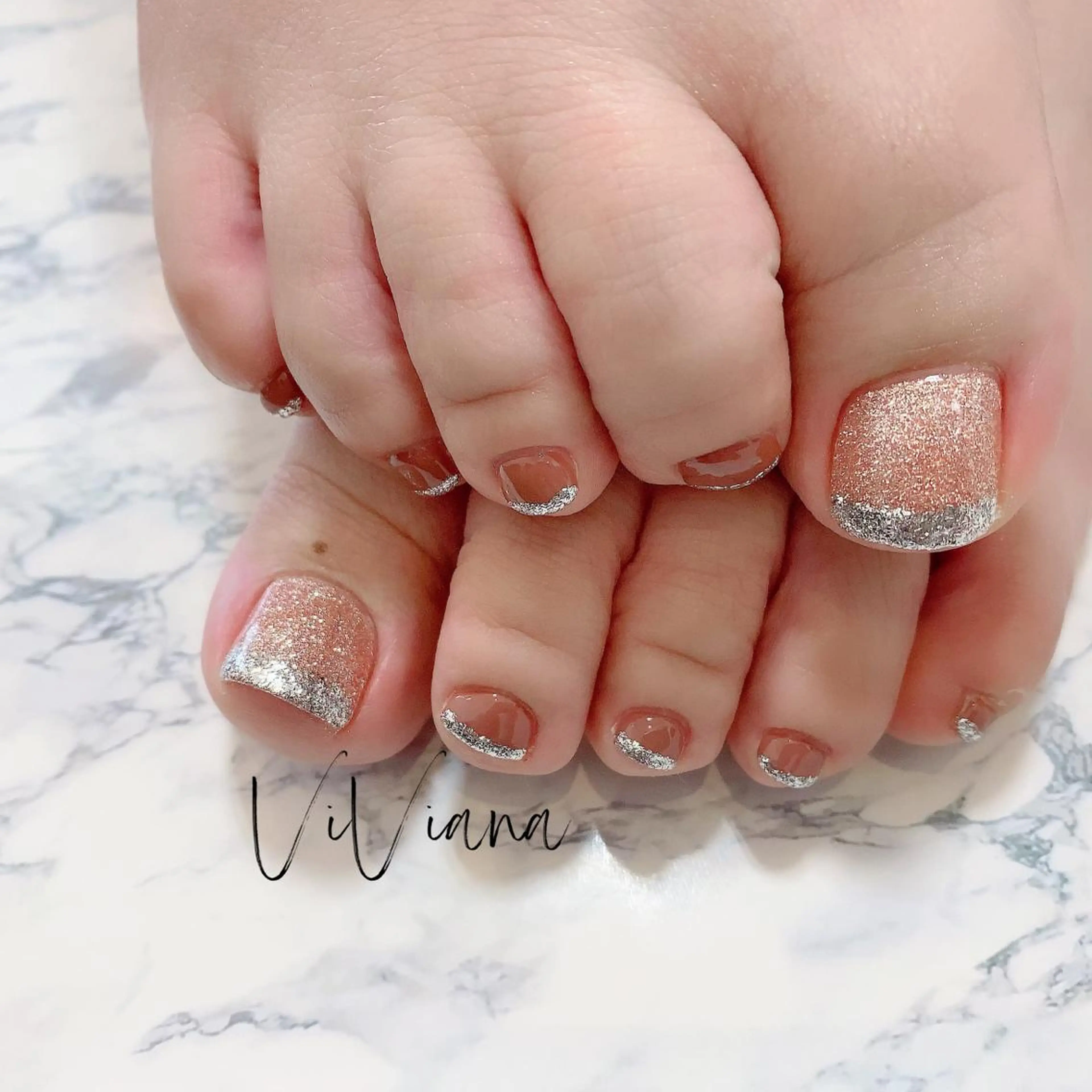 ネイル フレンチネイル ラメ(グリッター) フットネイル ViViana ヴィヴィアナのネイルデザイン