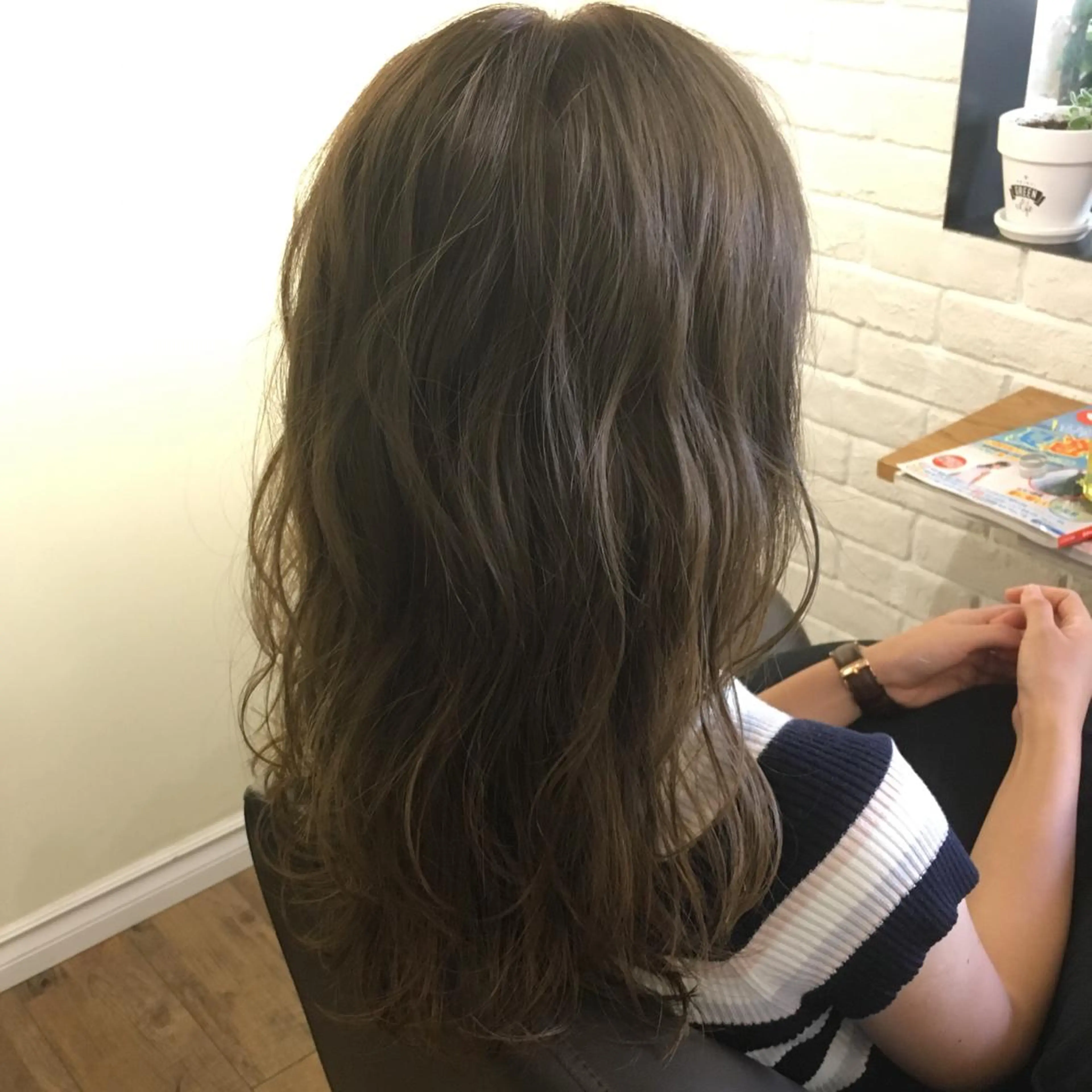 セミロング カラー グレージュ 上川 美幸のヘアスタイル