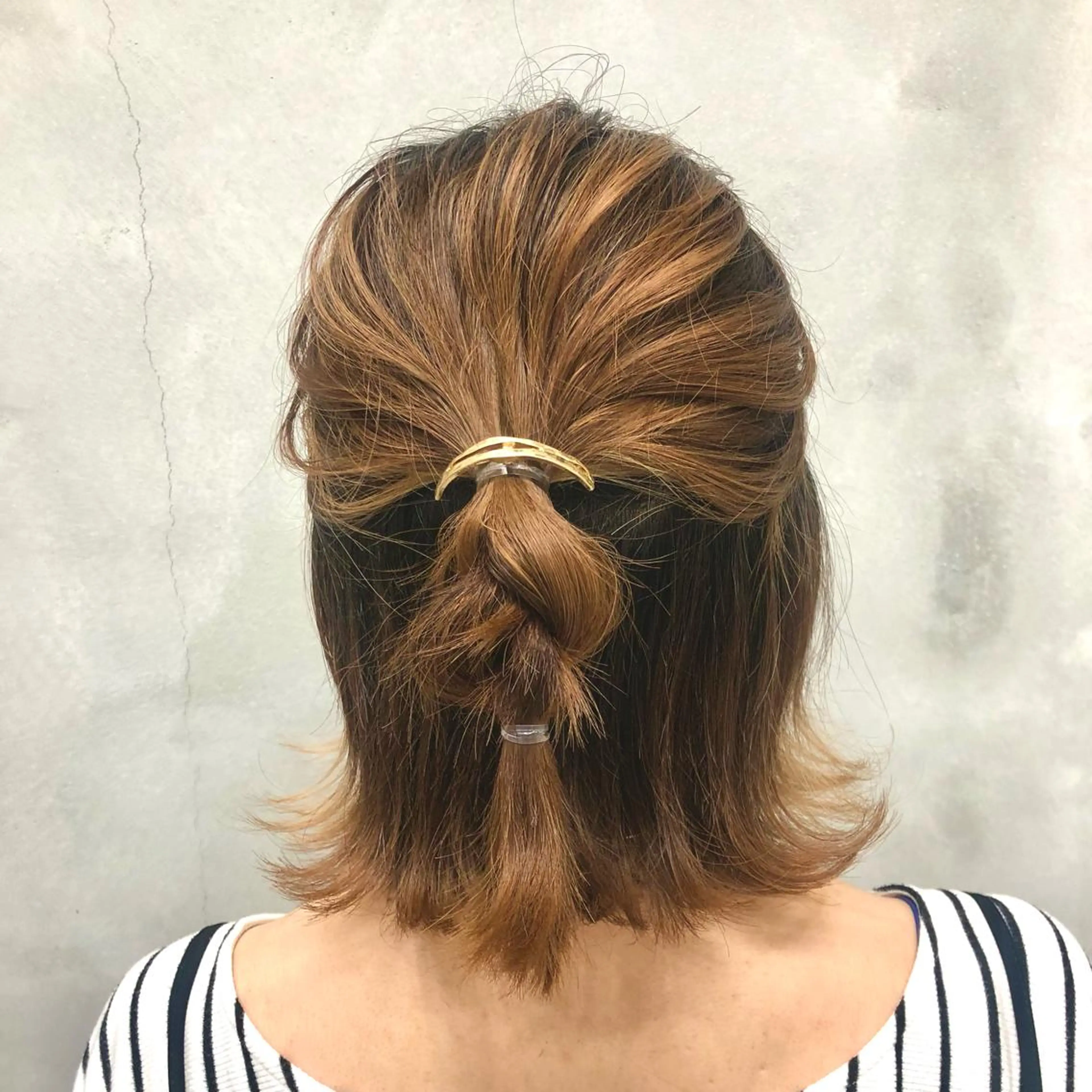 ミディアム カラー ヘアアレンジ ハーフアップ 山本 佳奈のヘアスタイル