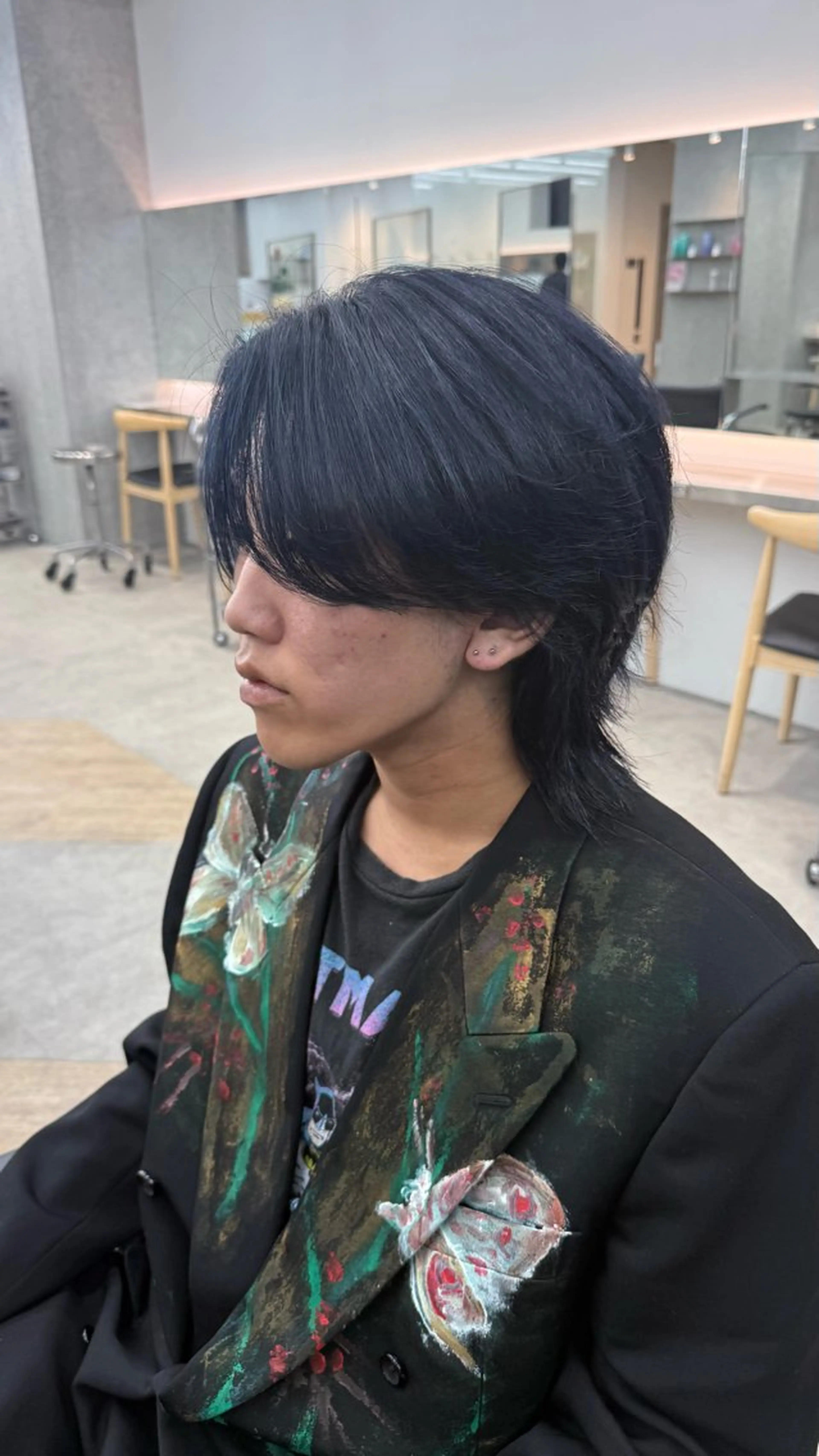 ショート カラー ヘアアレンジ メンズ 黒髪 ブルーカラー ブルーブラック 岩本晴佳/波巻きパー マ/フェザーパーマのヘアスタイル