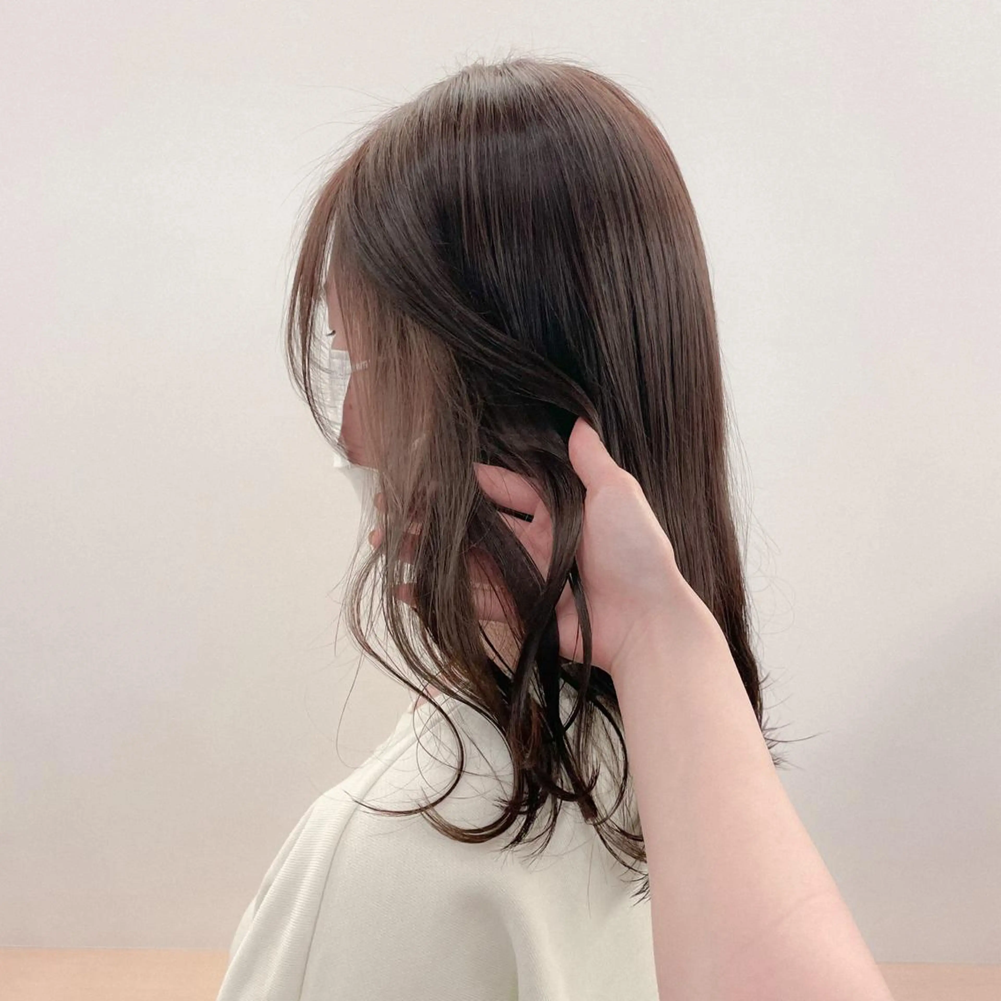 ミディアム カラー ベージュカラー イヤリングカラー オリーブベージュ 落合 美穂のヘアスタイル