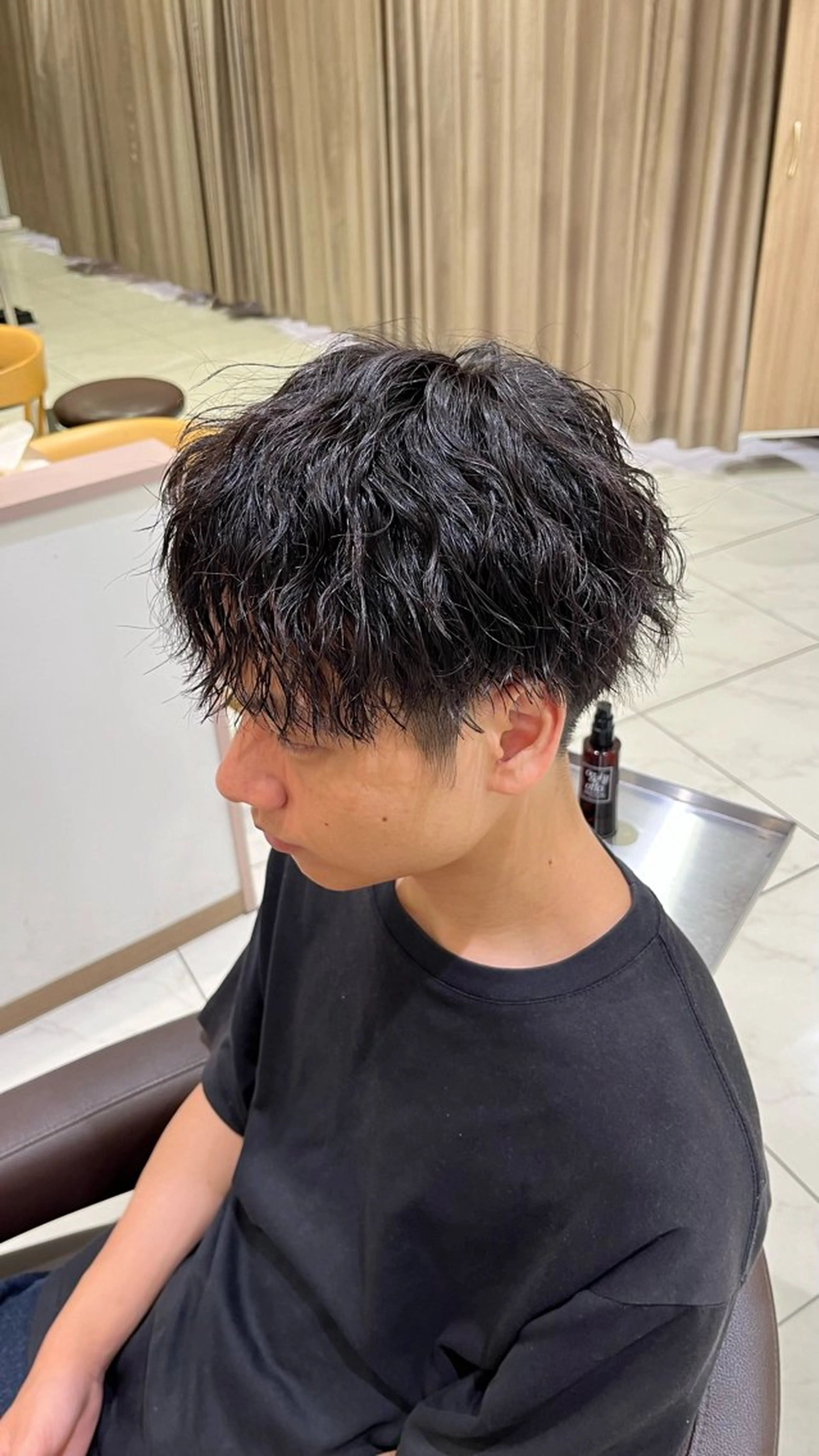 ショート パーマ メンズ メンズブリーチ センターパート フェードカット マッシュ メンズパーマ 【メンズパーマ✨️ フェザーパーマ】岩城のヘアスタイル