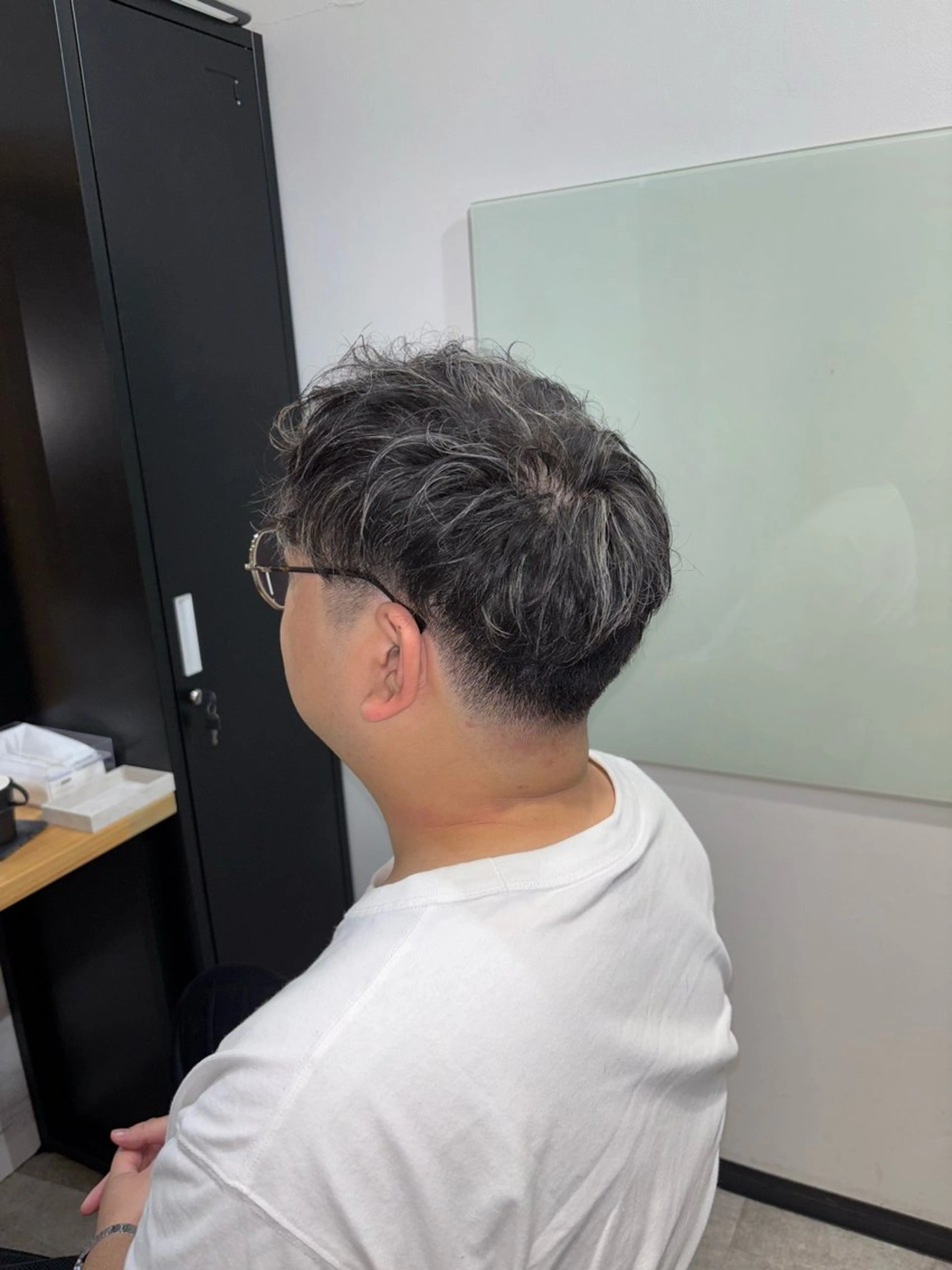 ミディアム カラー メンズ ミディアムパーマ メンズハイライト メンズメッシュ メンズパーマ ハイライトカラー カット ヘアカラー トリートメント LOG/所属・縮毛/ブリーチ/ メンズ/出口 紗依のヘアスタイル