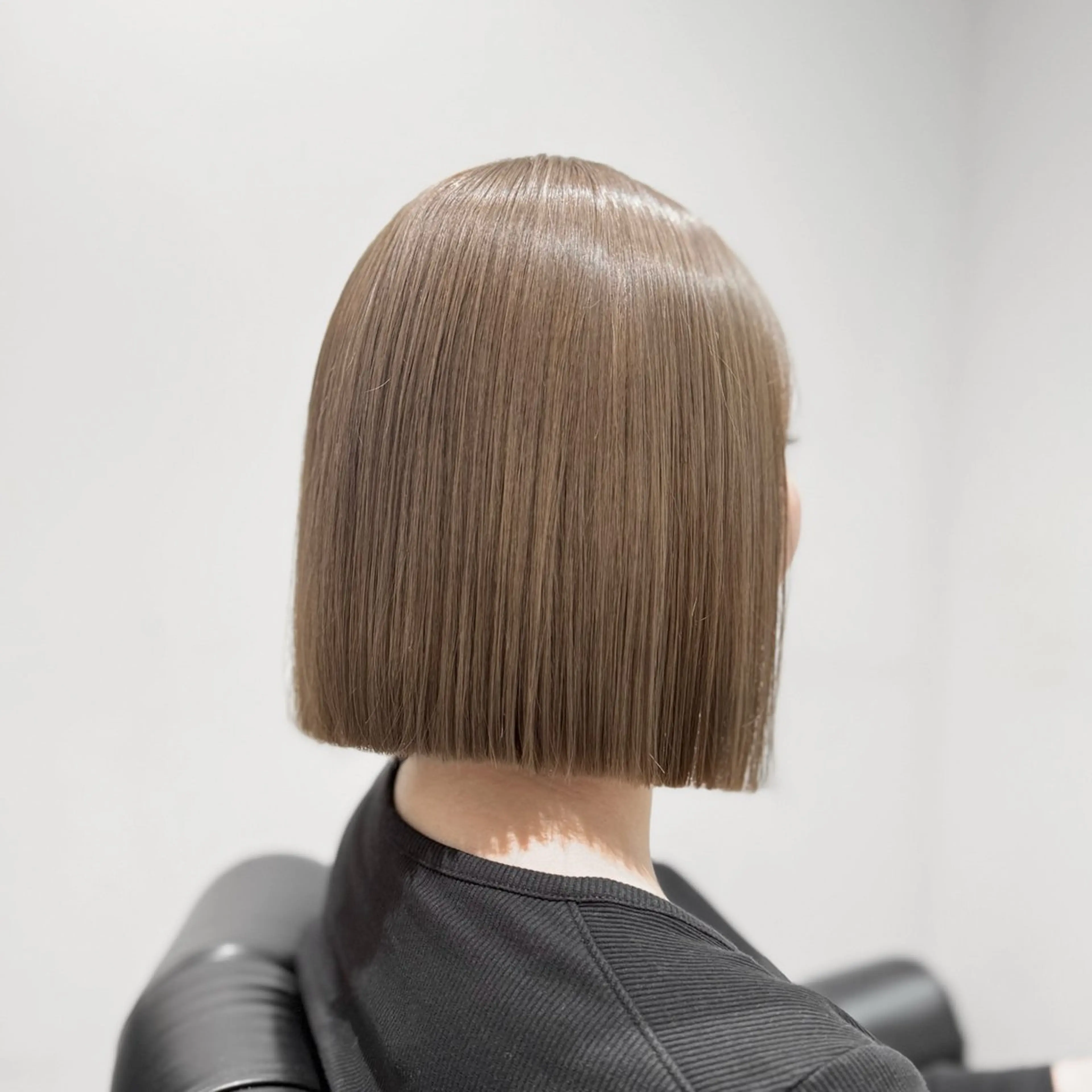 ミディアム ボブ カット ヘアカラー みお🥣ボブ｜透明感 ｜髪質改善ストレートのヘアスタイル