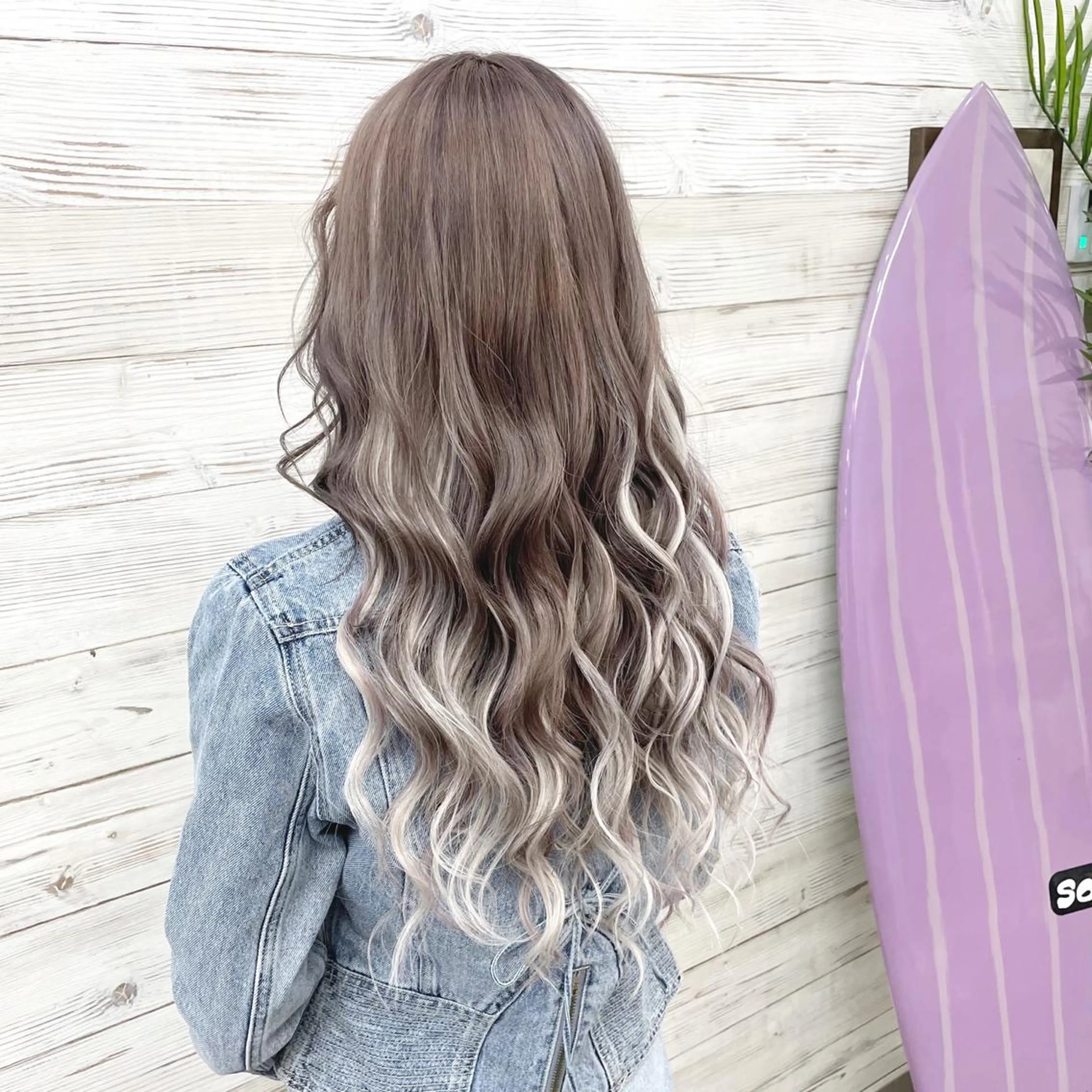 セミロング カラー ヘアアレンジ シールエクステ アッシュ ブリーチ 透明感カラー ダークグレー エクステ 枝毛カット＆髪質改善 満足NO.1岡しゃんのヘアスタイル