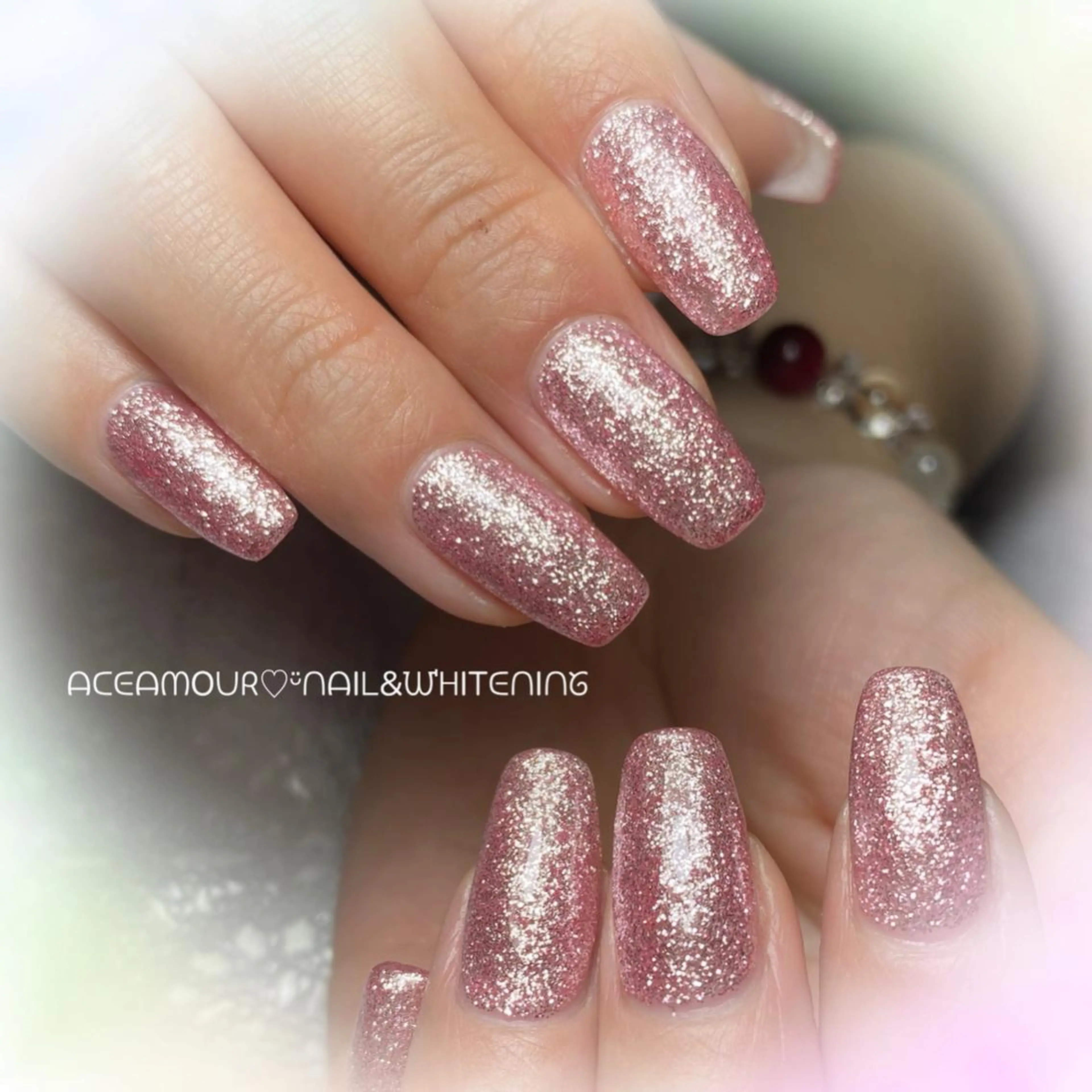 ネイル グラデーション ラメ(グリッター) オフィスネイル ワンカラーネイル ピンク ネイル/耳つぼ /新ホワイトニングのネイルデザイン