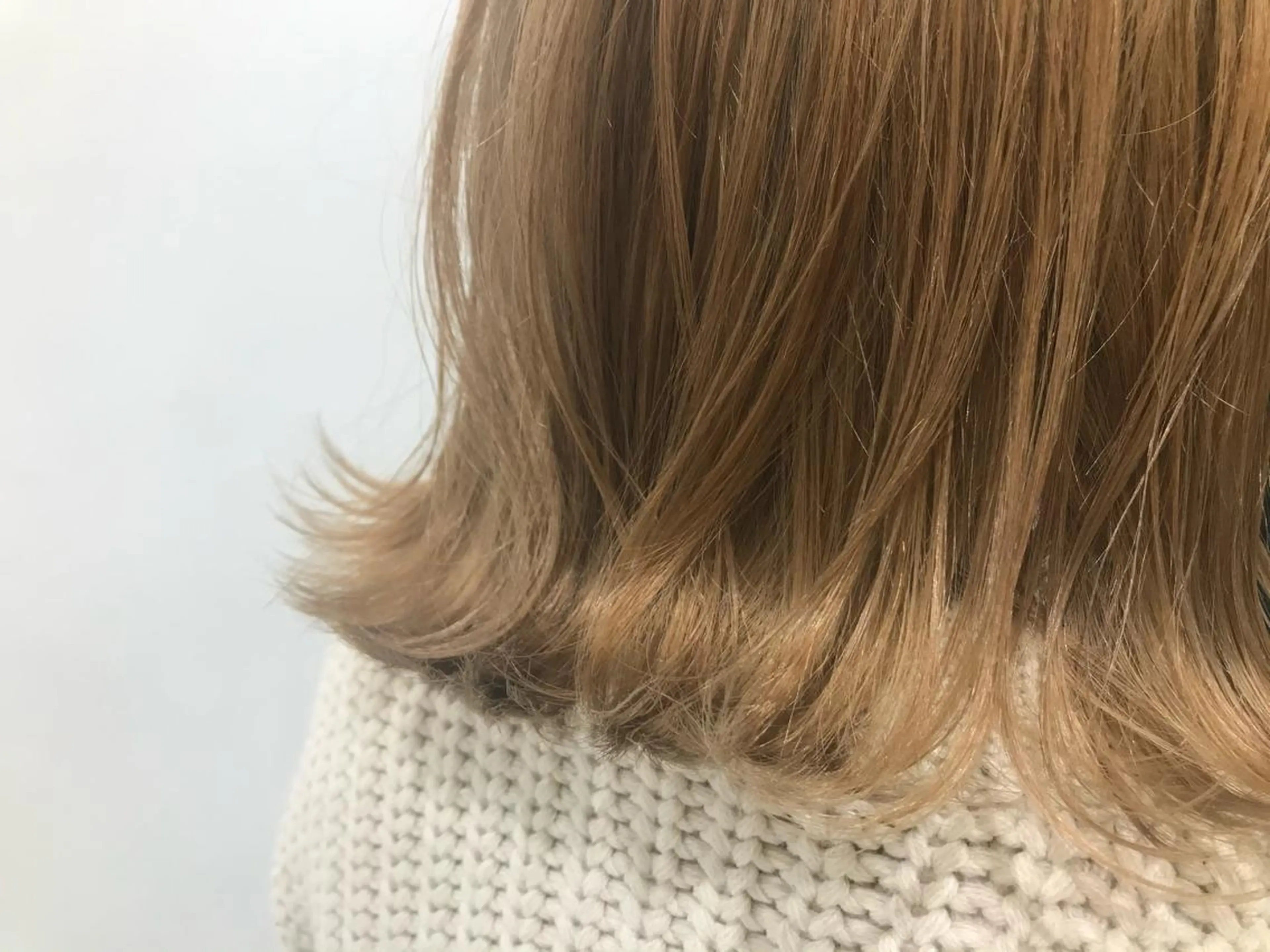 ミディアム カラー Kro ハイトーン×デザインのヘアスタイル