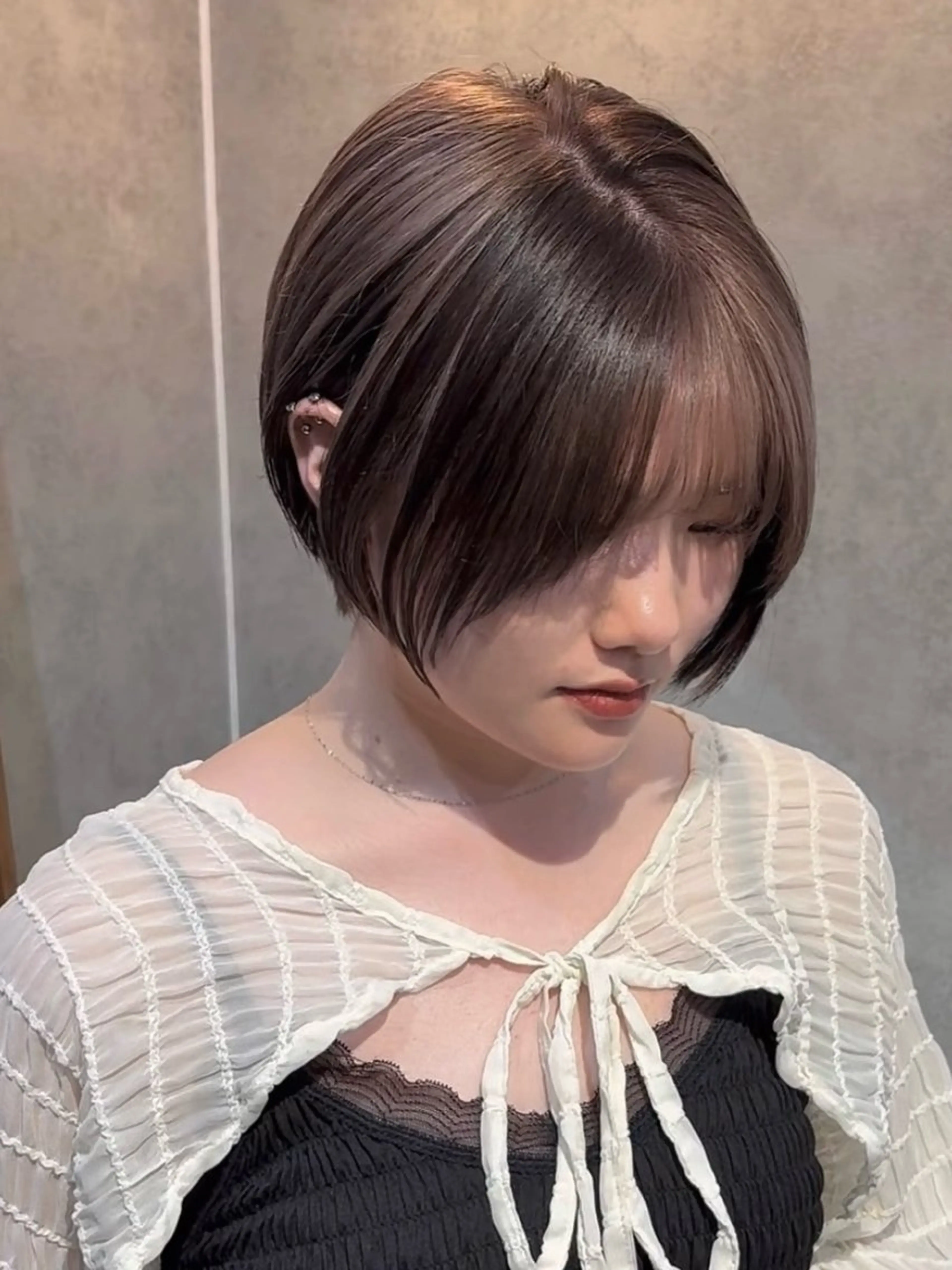 ショート カラー カット ヘアカラー トリートメント 透明ベージュカラー/ たっぷりレイヤーのヘアスタイル