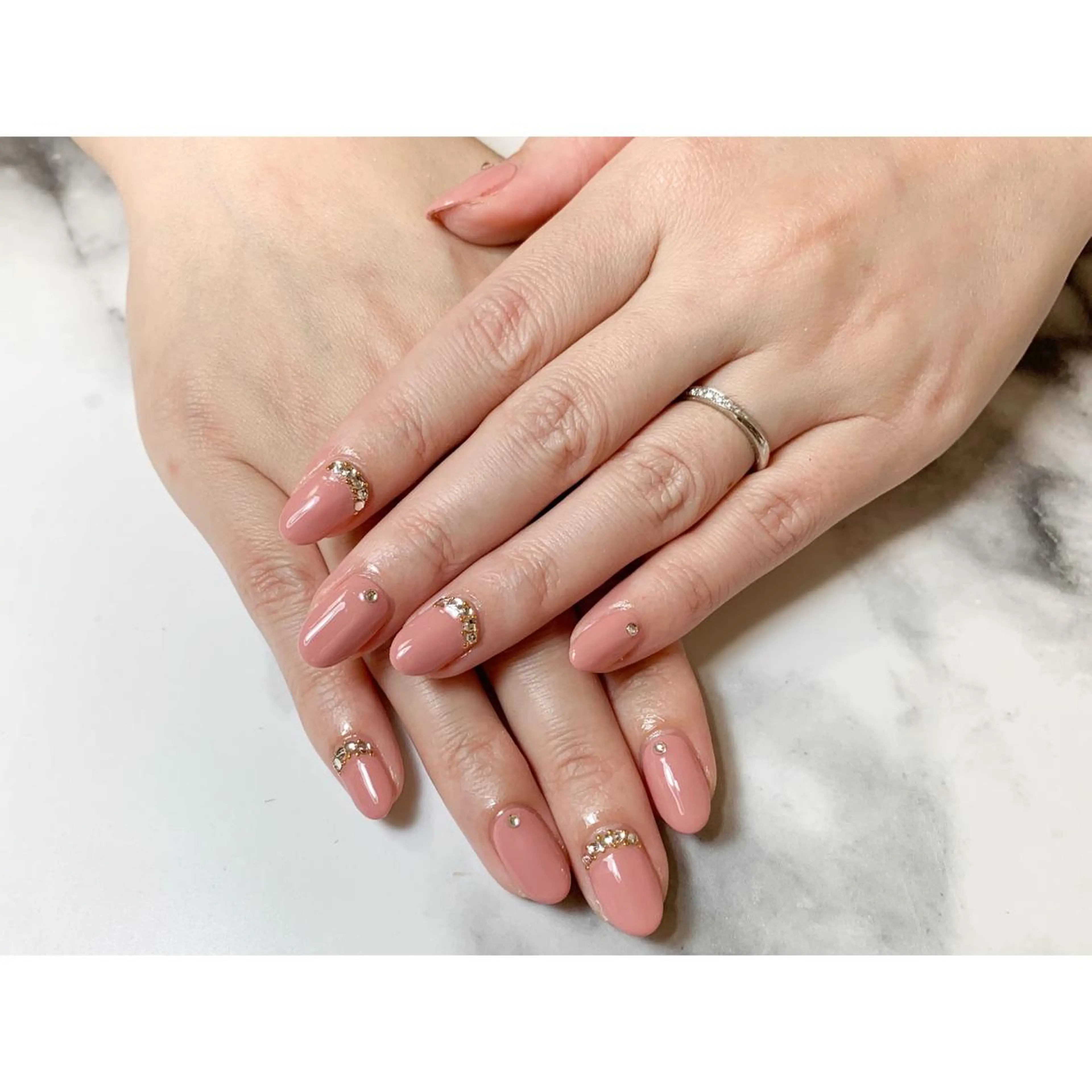 ネイル ストーンネイル nailsalon maluriのネイルデザイン