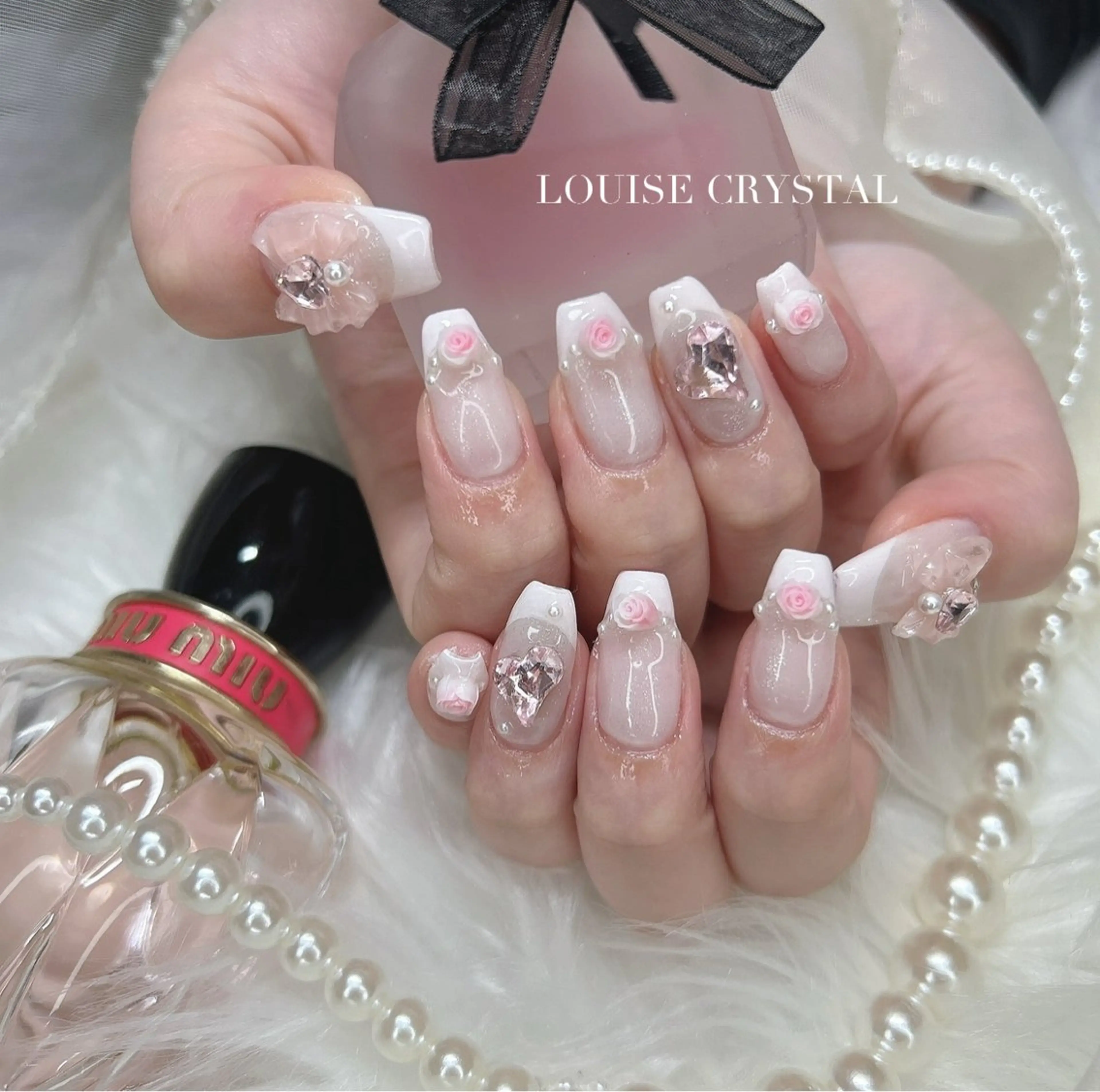 ネイル フレンチネイル ハンドネイル LOUISE CRYSTALのネイルデザイン