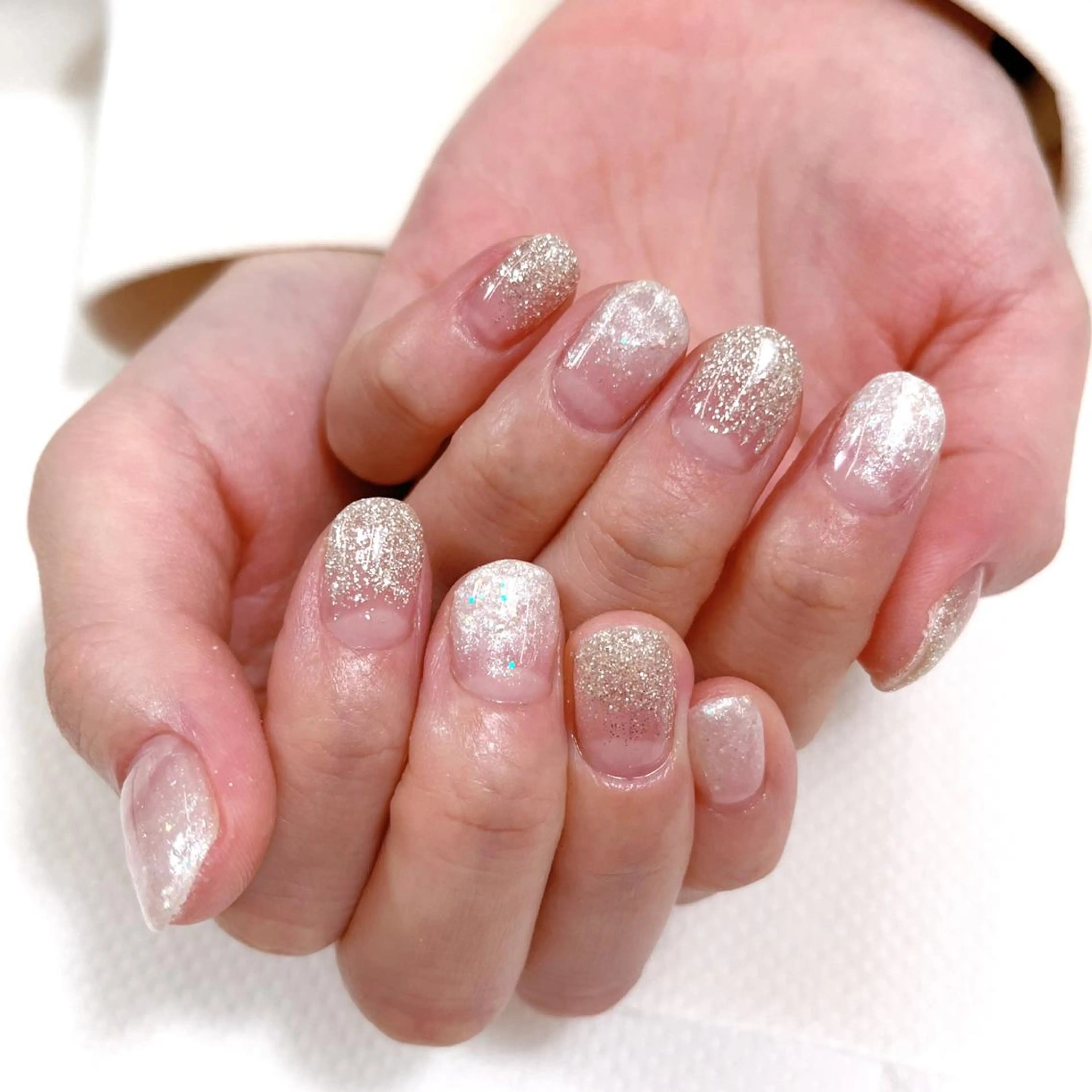 ネイル グラデーション ラメ(グリッター) ラメグラデーション シルバー ホワイト 【MAXKELLY】 AOYAMAのネイルデザイン