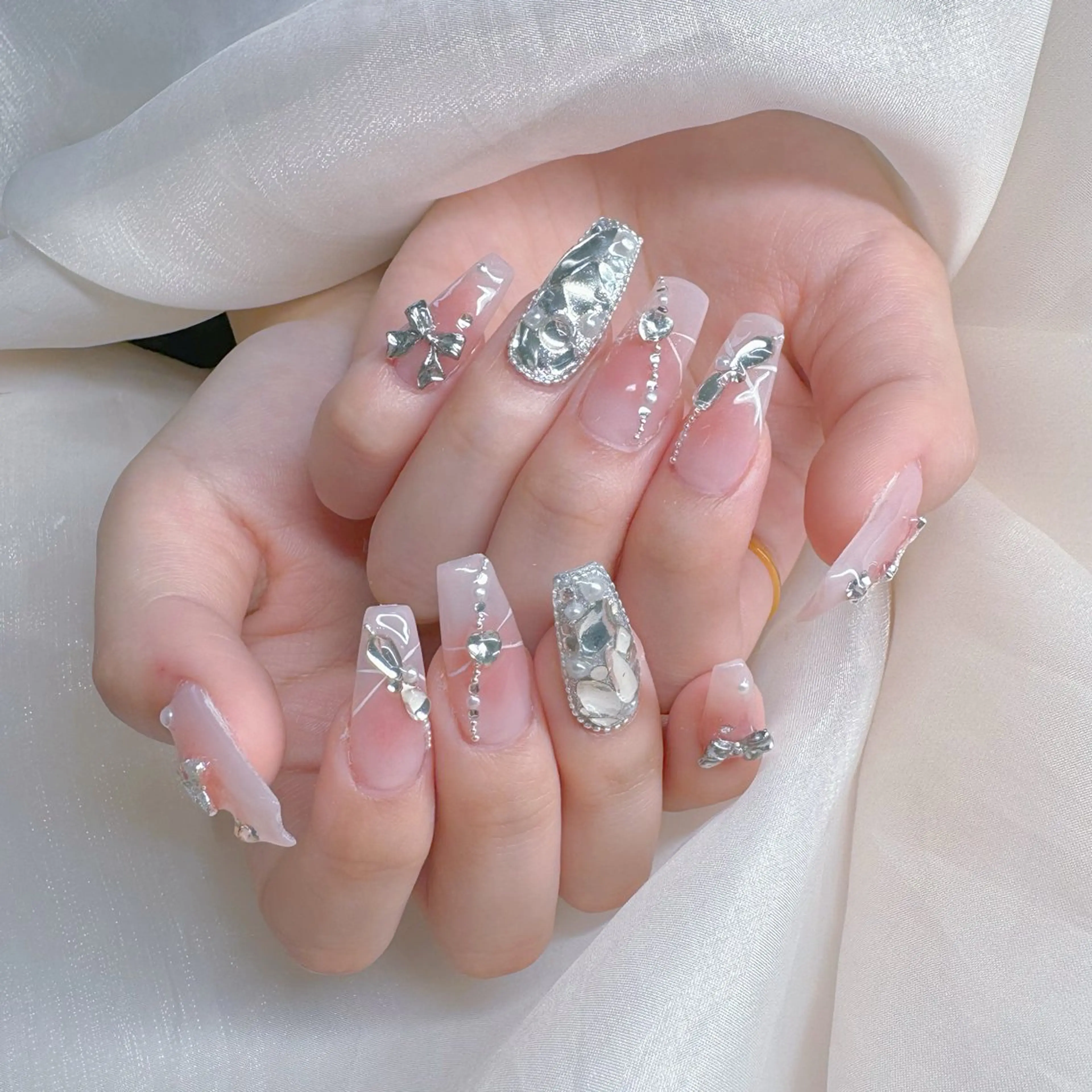 ネイル チークネイル ガーリー キラキラネイル 韓国ネイル ミラーネイル ハンドネイル NailPrincess所属・princess スカルプ専門店のネイルデザイン