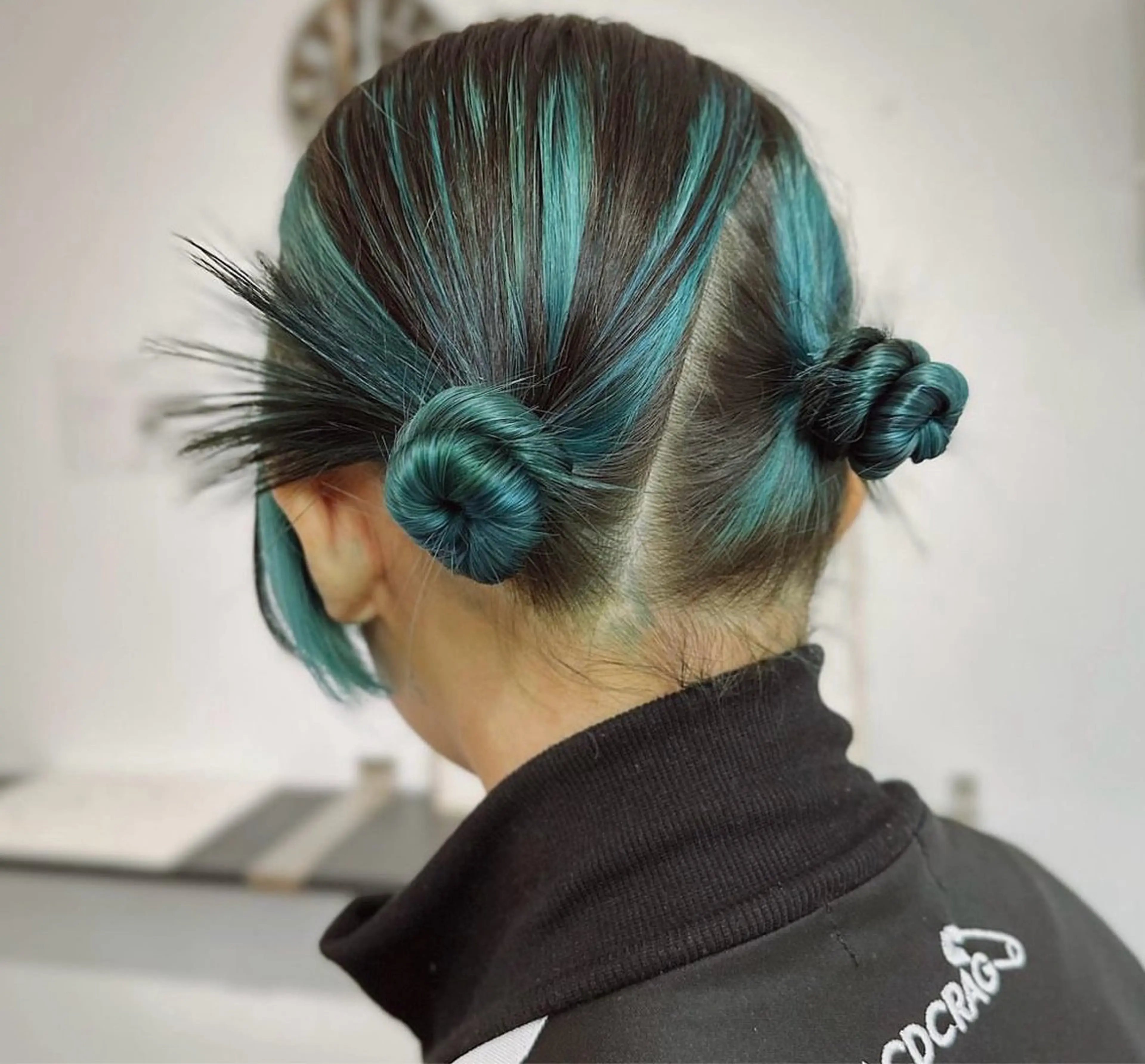 ミディアム カラー 束所属・毛流れセンターパート Sakiのヘアスタイル