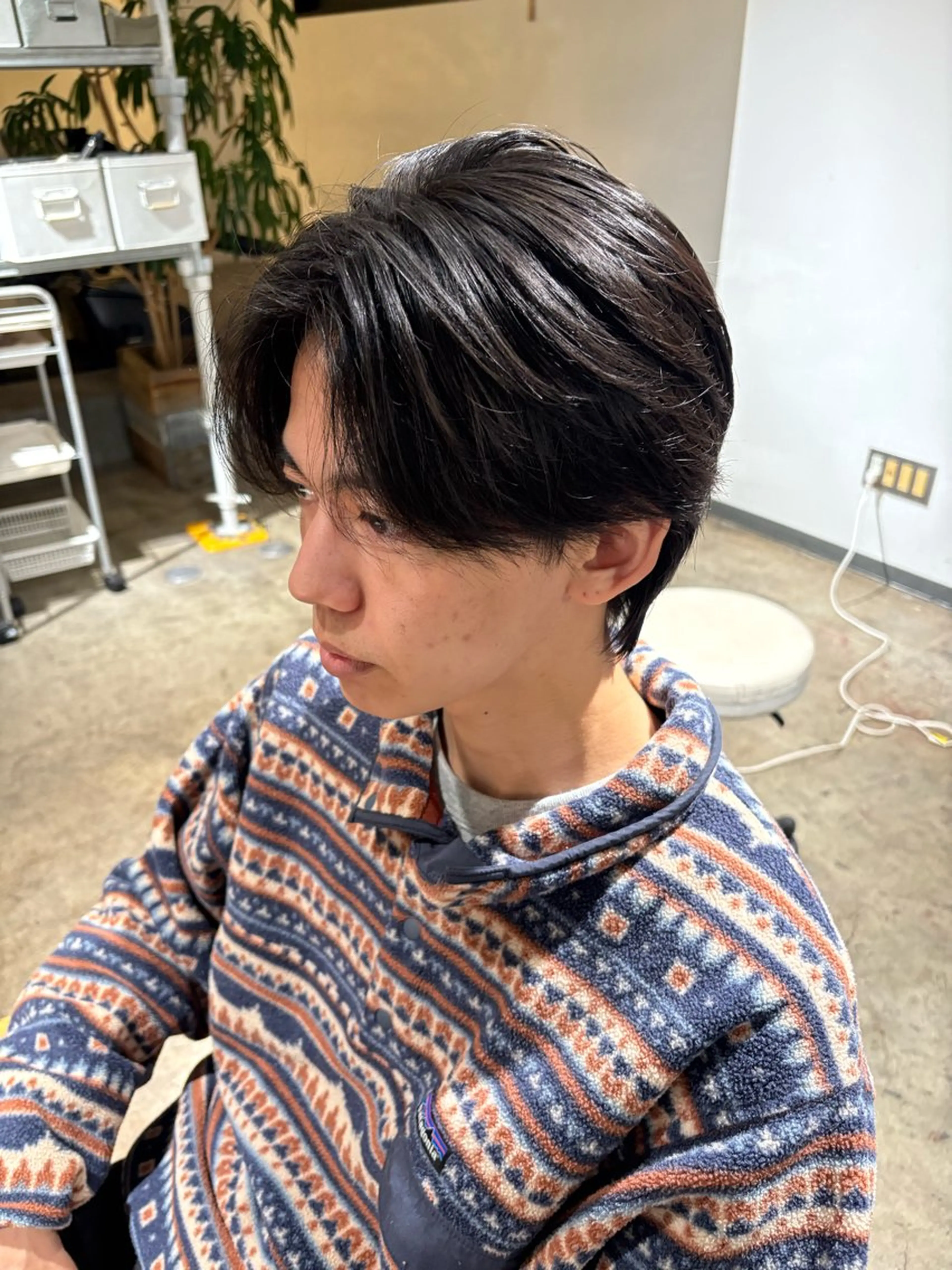 ショート パーマ メンズ センターパート ダウンパーマ フェザーパーマ カルマパーマ メンズ韓国風 カット パーマ フェザーパーマ癖毛 曲がる縮毛矯正森岡のヘアスタイル