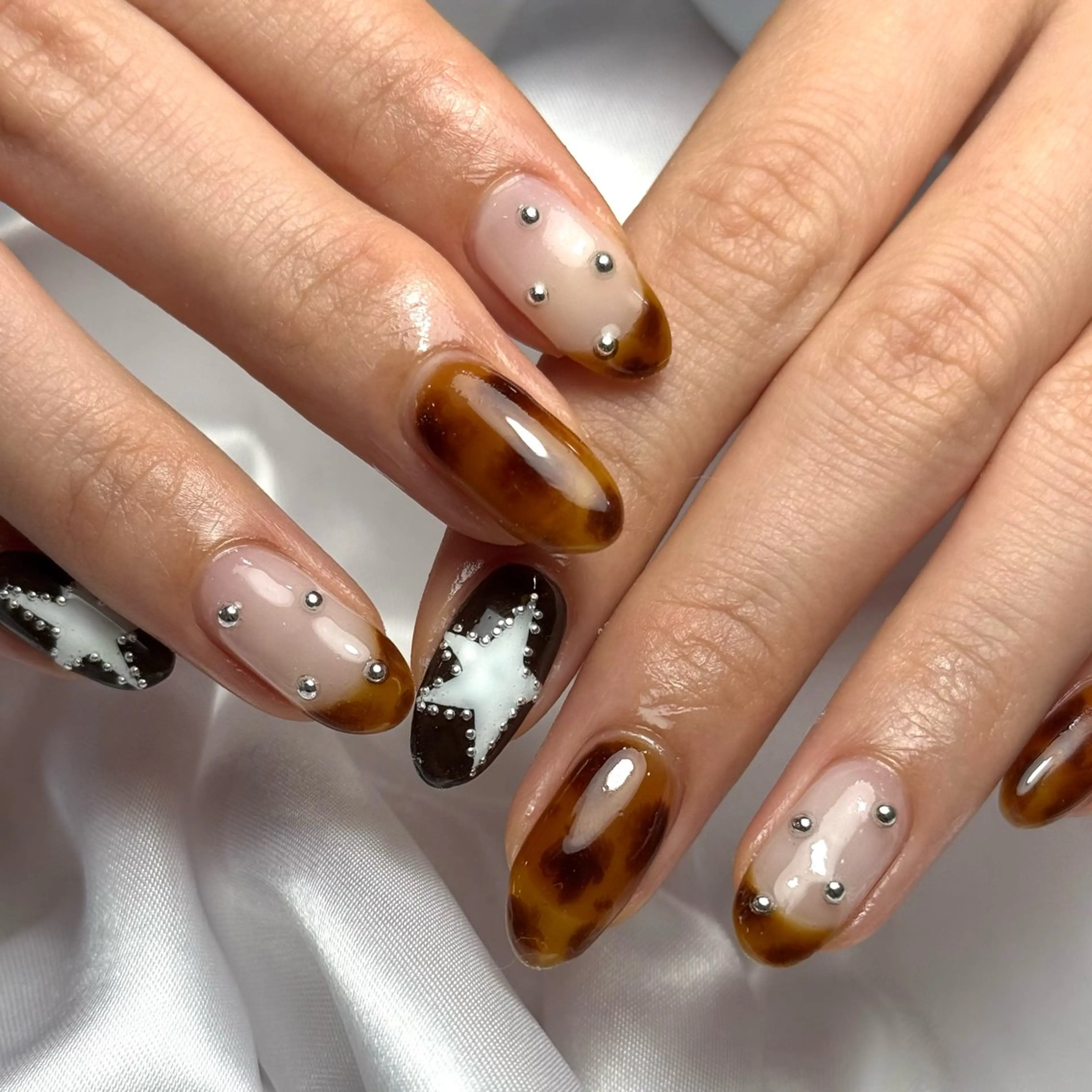 ネイル アニマル柄 べっ甲ネイル ハンドネイル Ray nail natsu🎀のネイルデザイン