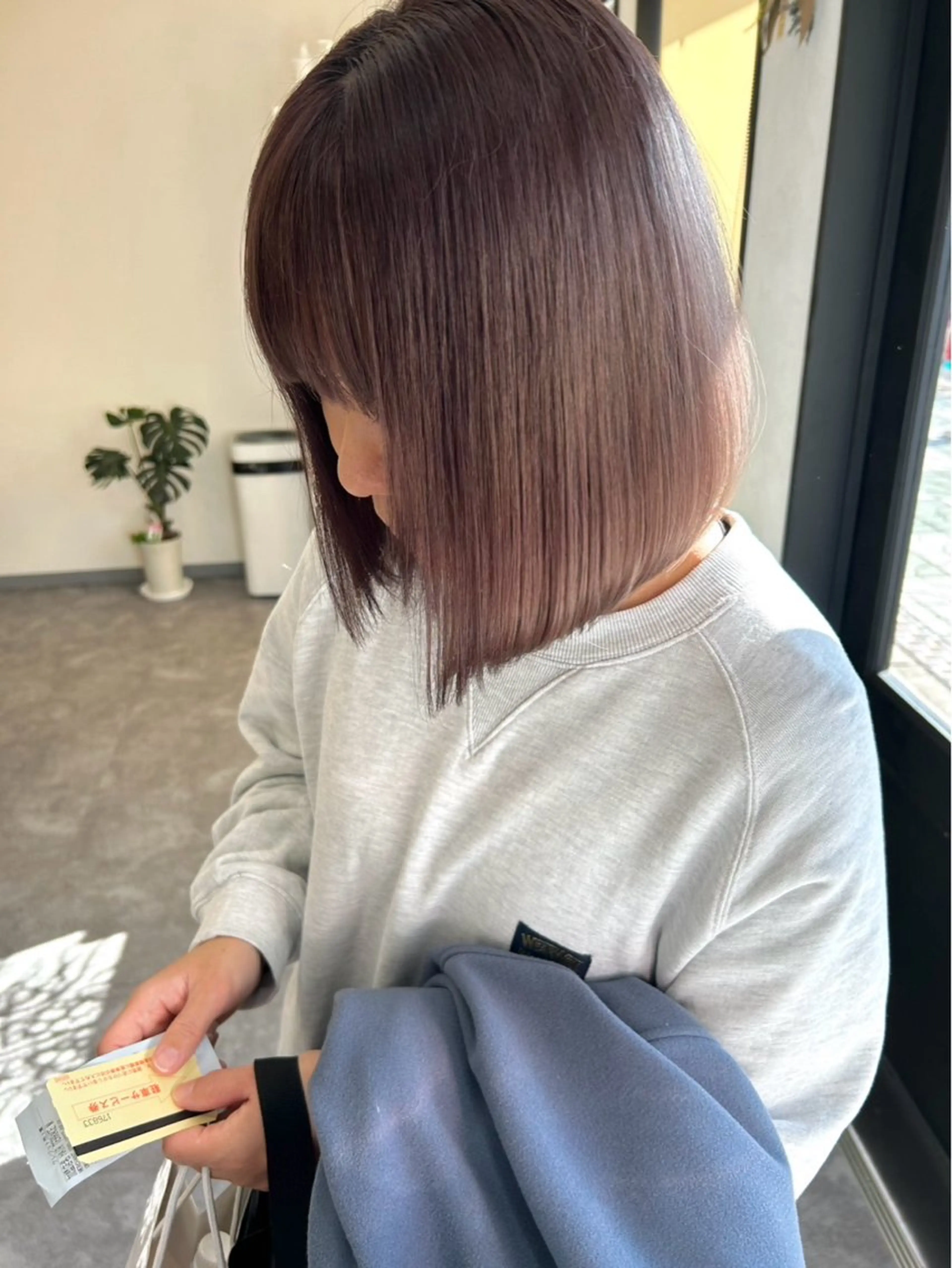 ミディアム ショートボブ ミディアムパーマ 韓国風カラー ボブ ハイライト ヘアカラー トリートメント ヘアセット 奈良一番ミルクティー ベージュしています⭐のヘアスタイル