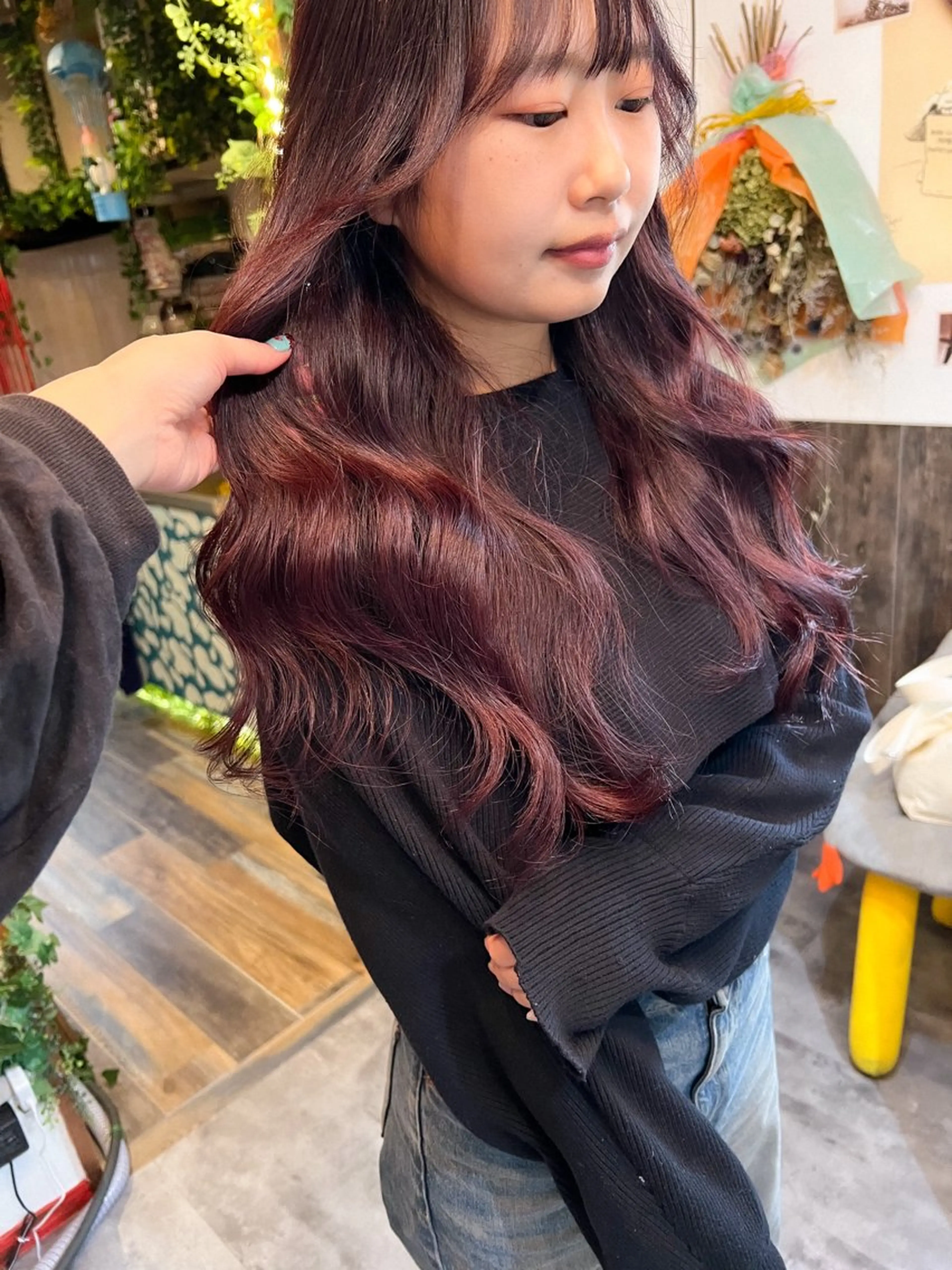 ロング カラー ブリーチ カシス ブリーチなしカラー レッドカラー カット ヘアカラー トリートメント カラーパティシエ facce🌼ikoのヘアスタイル