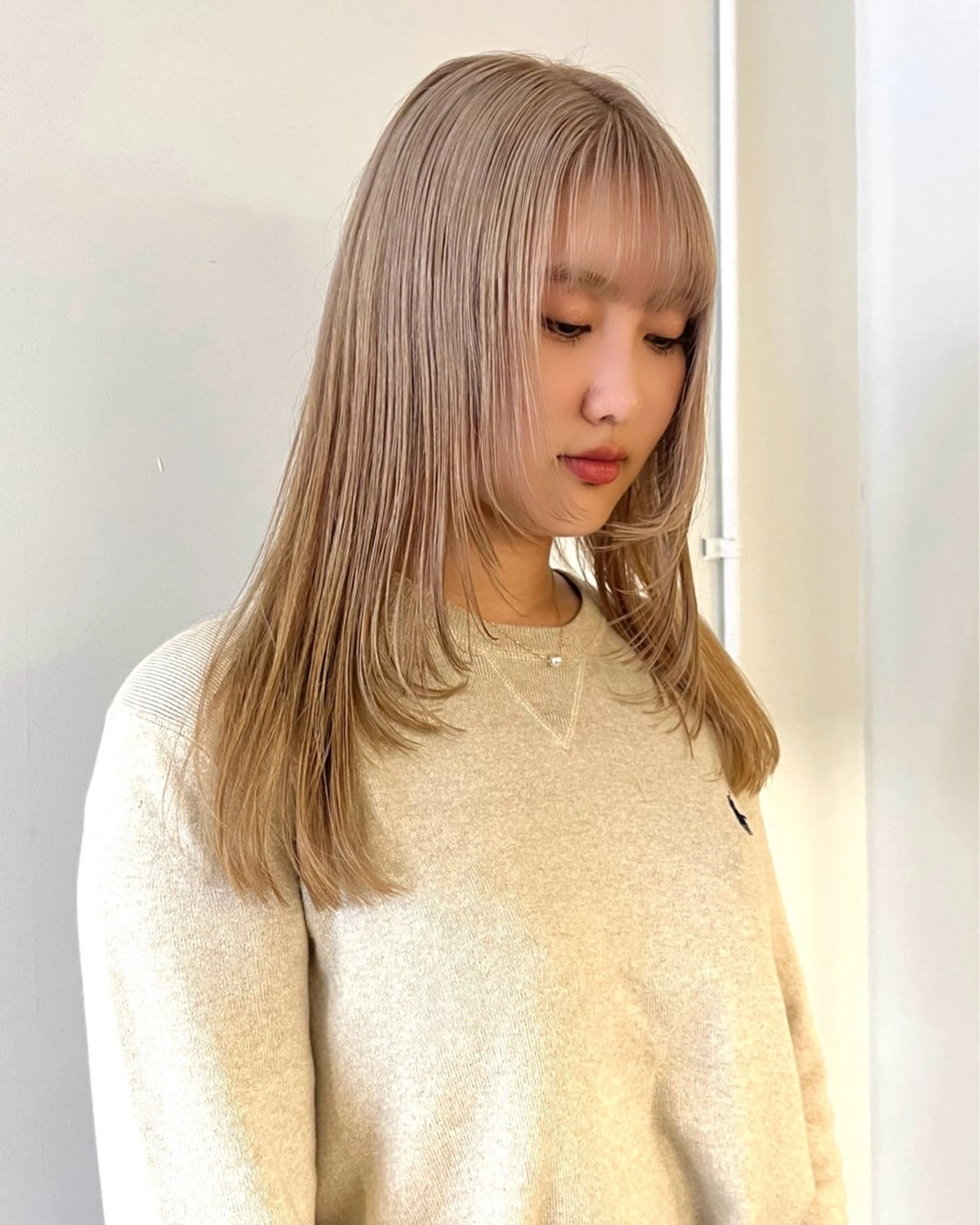 セミロング カラー ベージュカラー ハイトーンカラー ホワイトベージュ 顔周りカット レイヤーカット カット ヘアカラー トリートメント RAIMA ハイトーンレイヤーのヘアスタイル