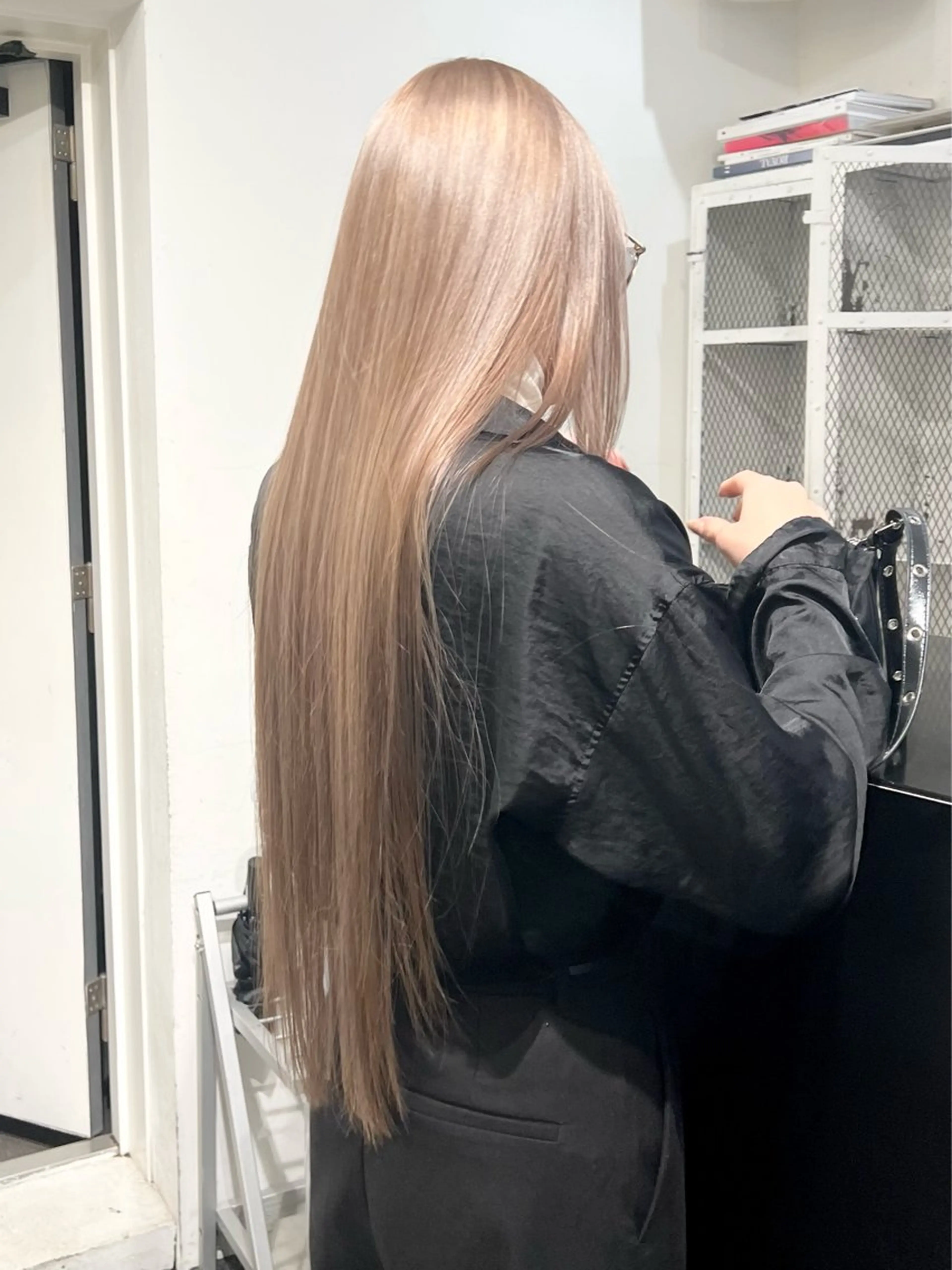 セミロング カラー アッシュ ベージュカラー ブリーチ ブロンド ケアブリーチ ヘアカラー トリートメント HARU//原宿🤍 リピート率NO.1のヘアスタイル