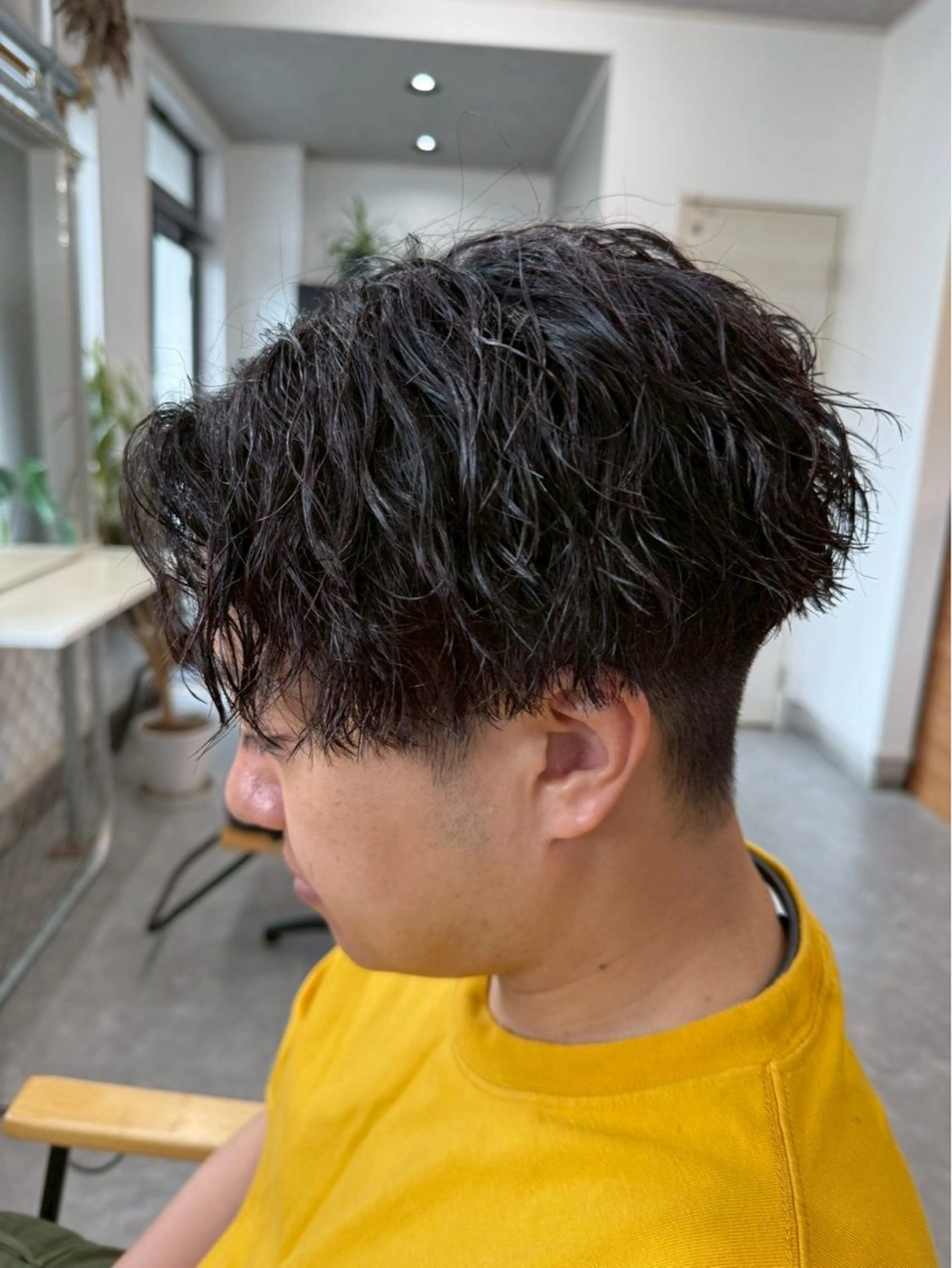 ショート パーマ メンズ センターパート フェードカット マッシュ メンズパーマ スペインカール パーマ 宮下 遼太のヘアスタイル