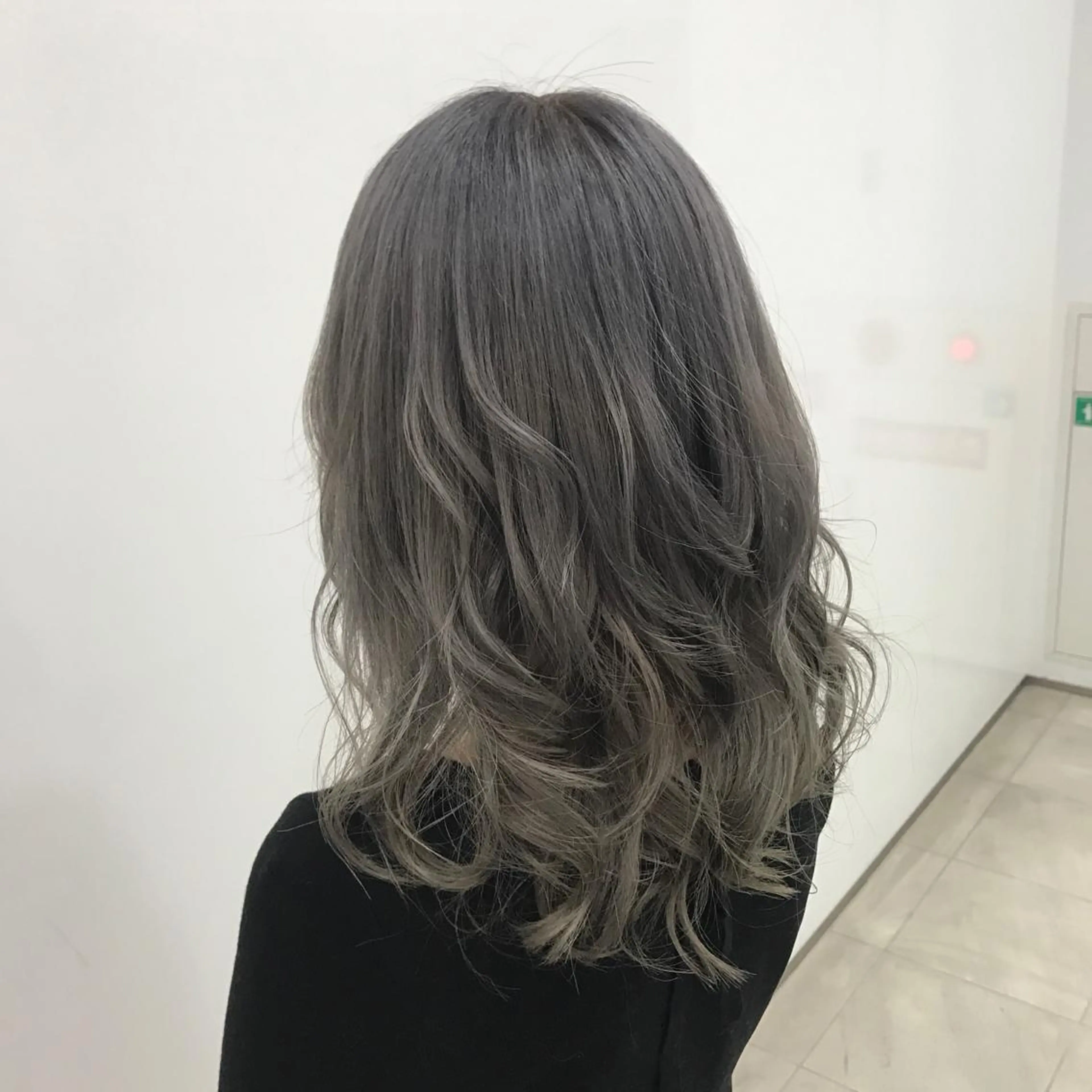 セミロング カラー アッシュ シルバー シルバーアッシュ ヘアカラー 佐々木 好乃のヘアスタイル