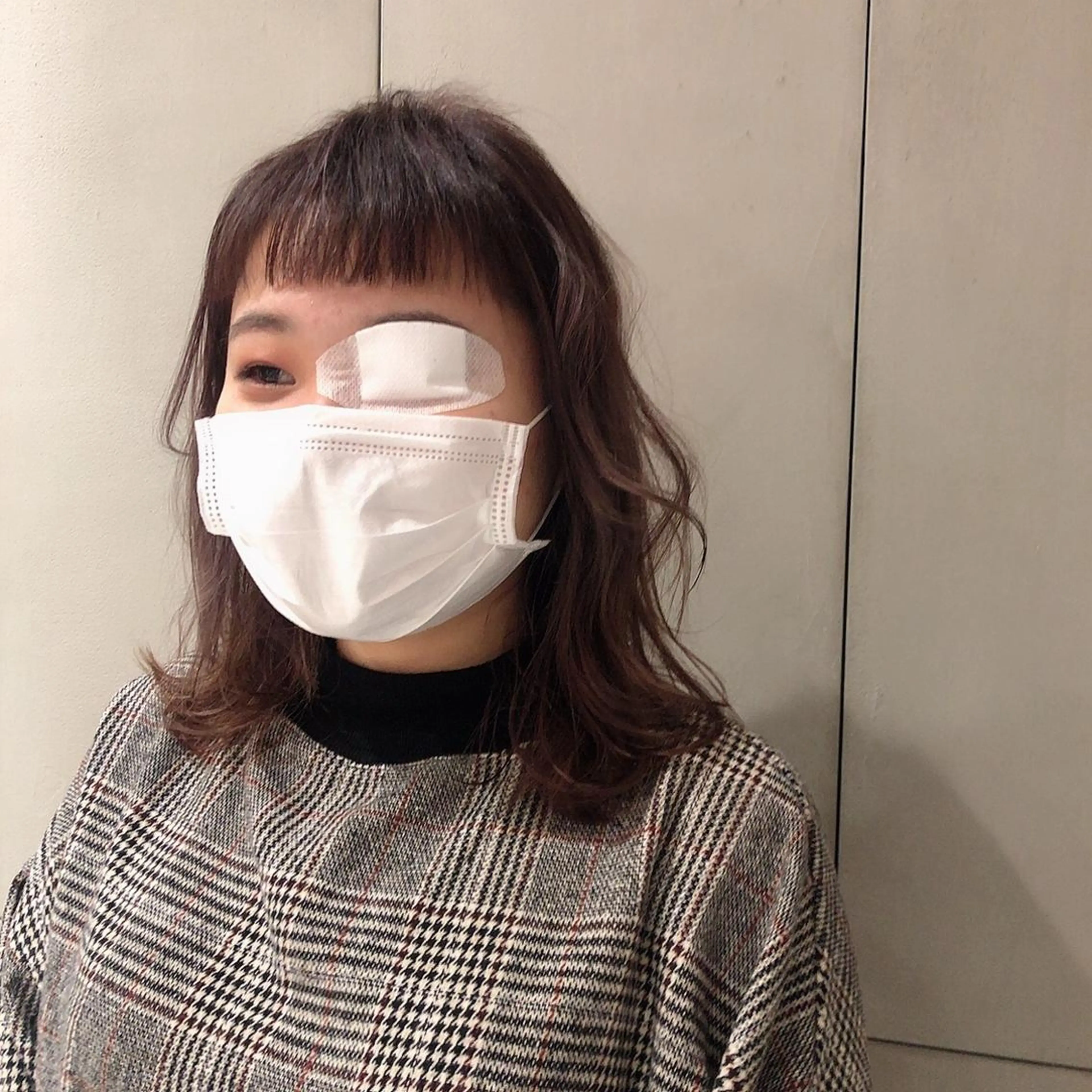 ミディアム レイヤーカット オン眉 古屋 花織のヘアスタイル