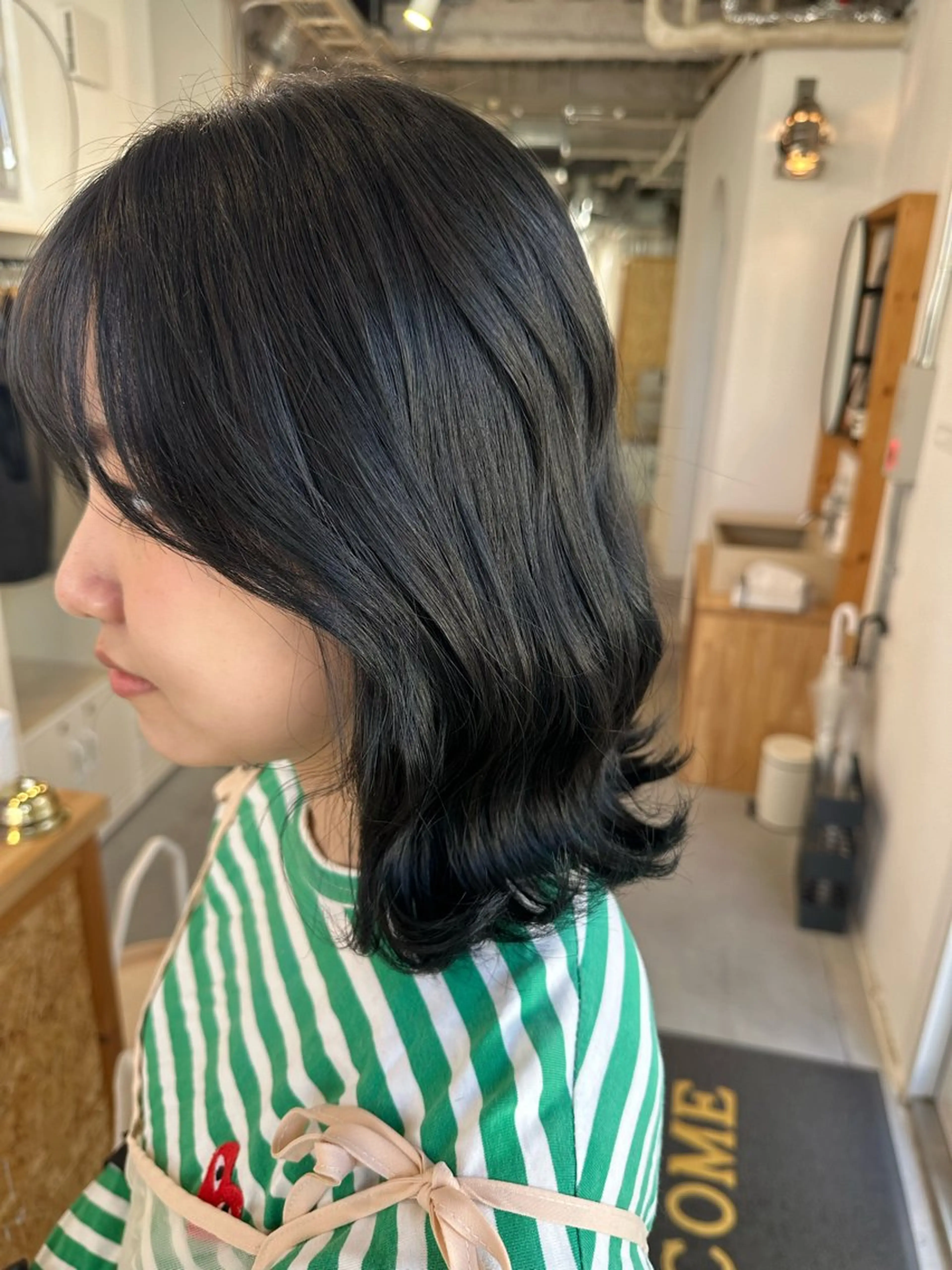 ミディアム カラー 黒髪 ブルーカラー ブルーブラック ヘアカラー 松本 莉央のヘアスタイル