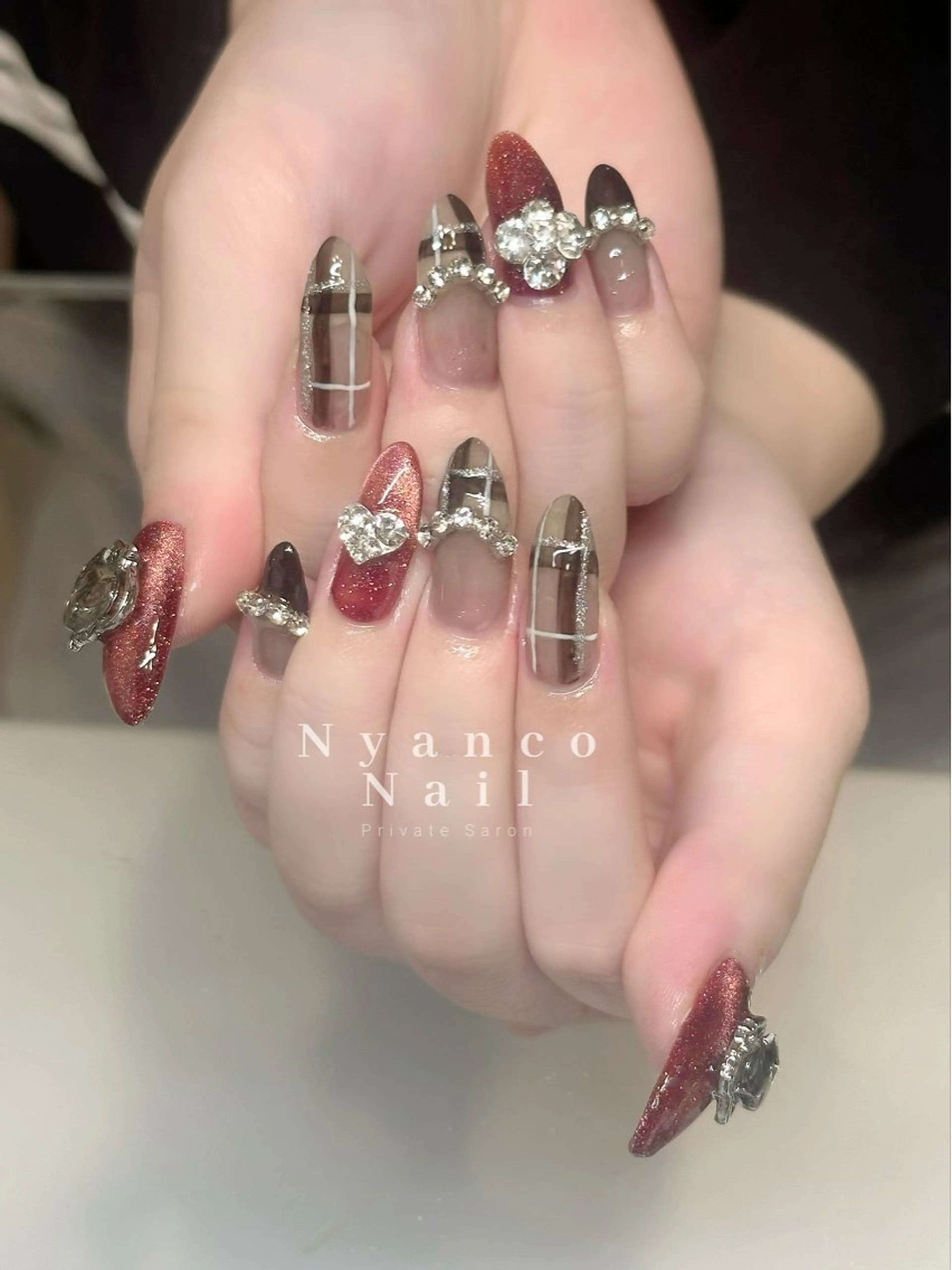 ネイル ジェルネイル マグネットネイル 赤色 ワンホンネイル 冬ネイル Nyanco Nailのネイルデザイン