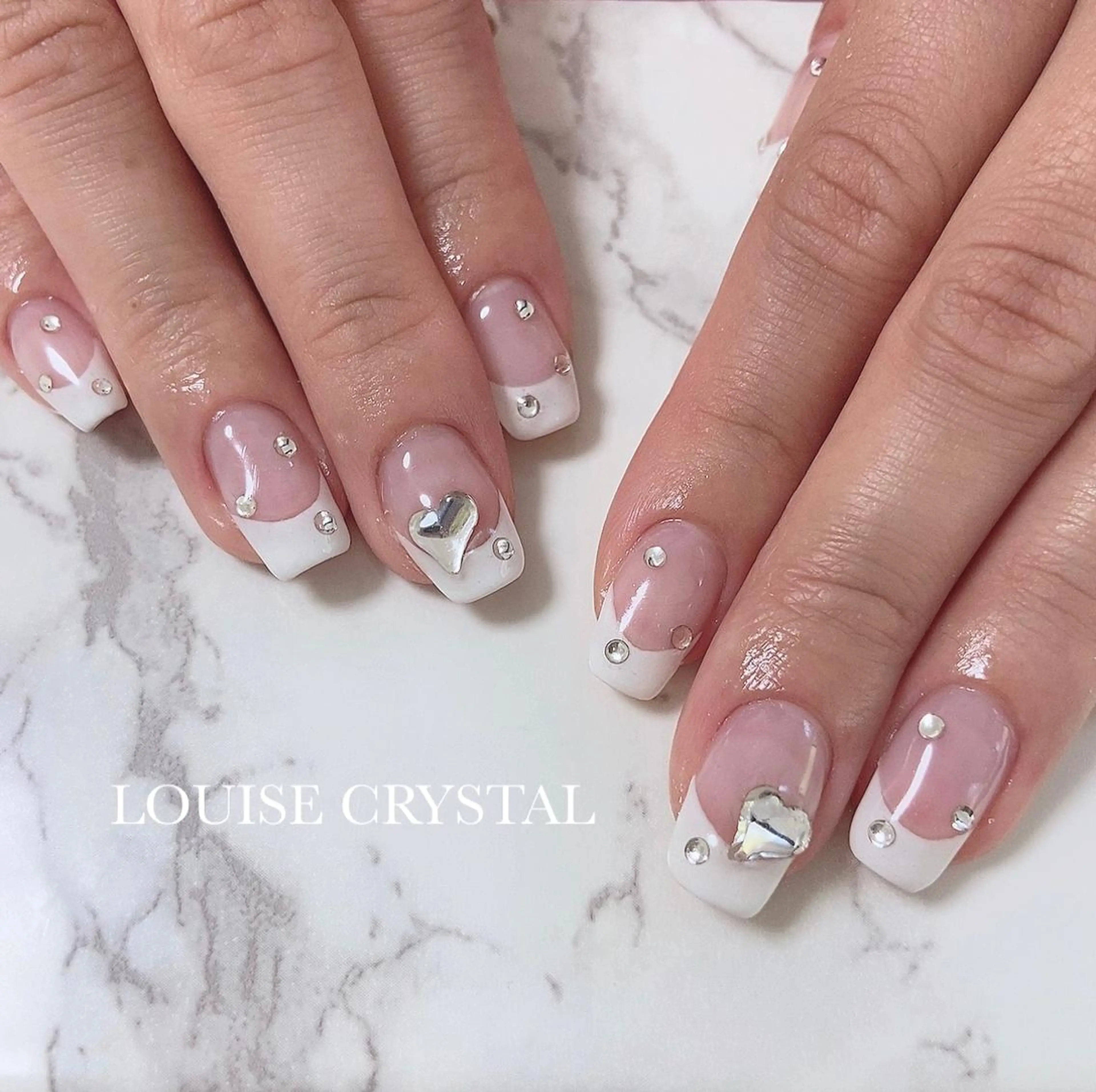 ネイル フレンチネイル ホワイト ハンドネイル LOUISE CRYSTALのネイルデザイン