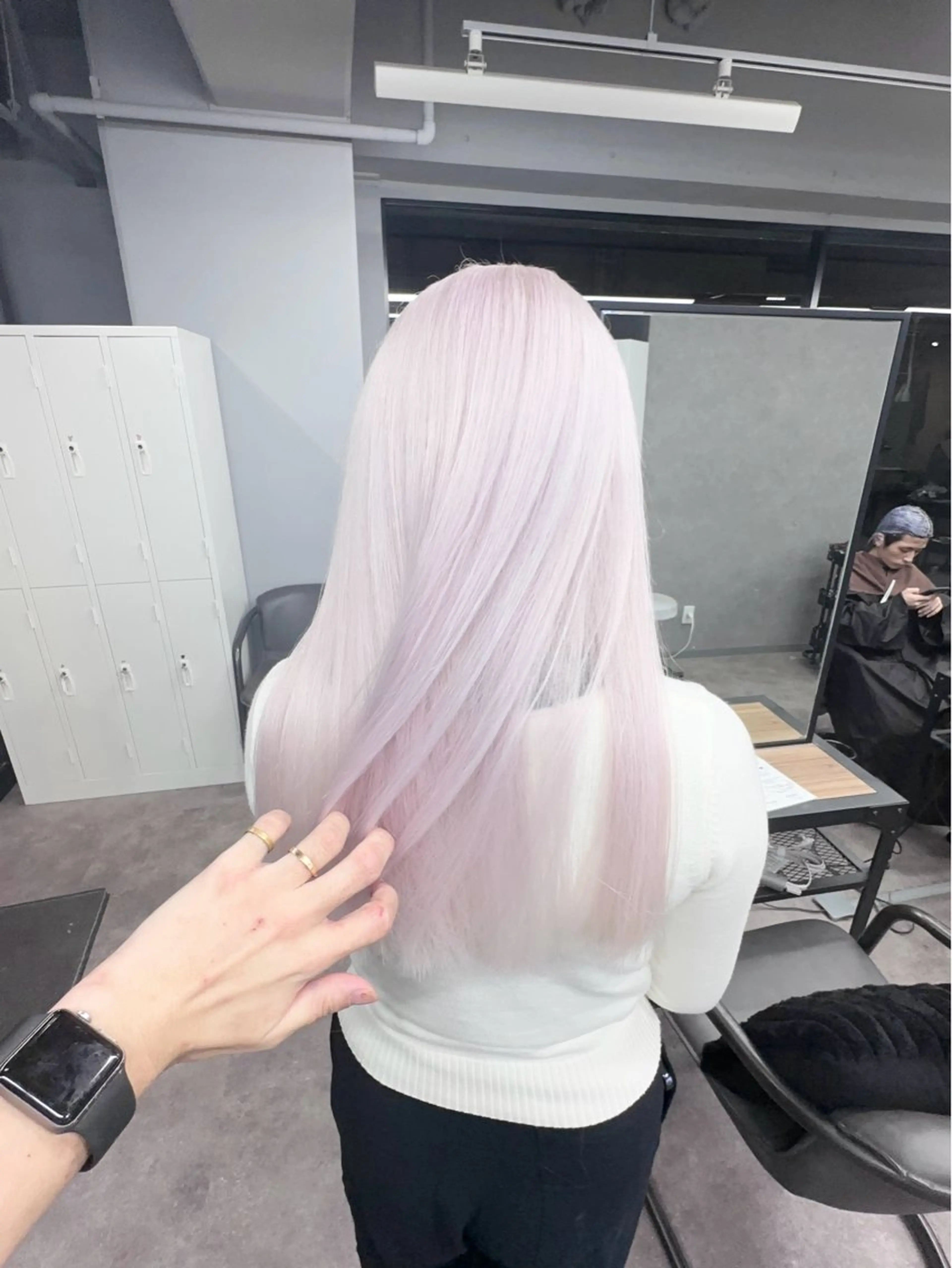 ロング 前髪カット🩶レイヤ ー🩶ハイトーン🩶のヘアスタイル