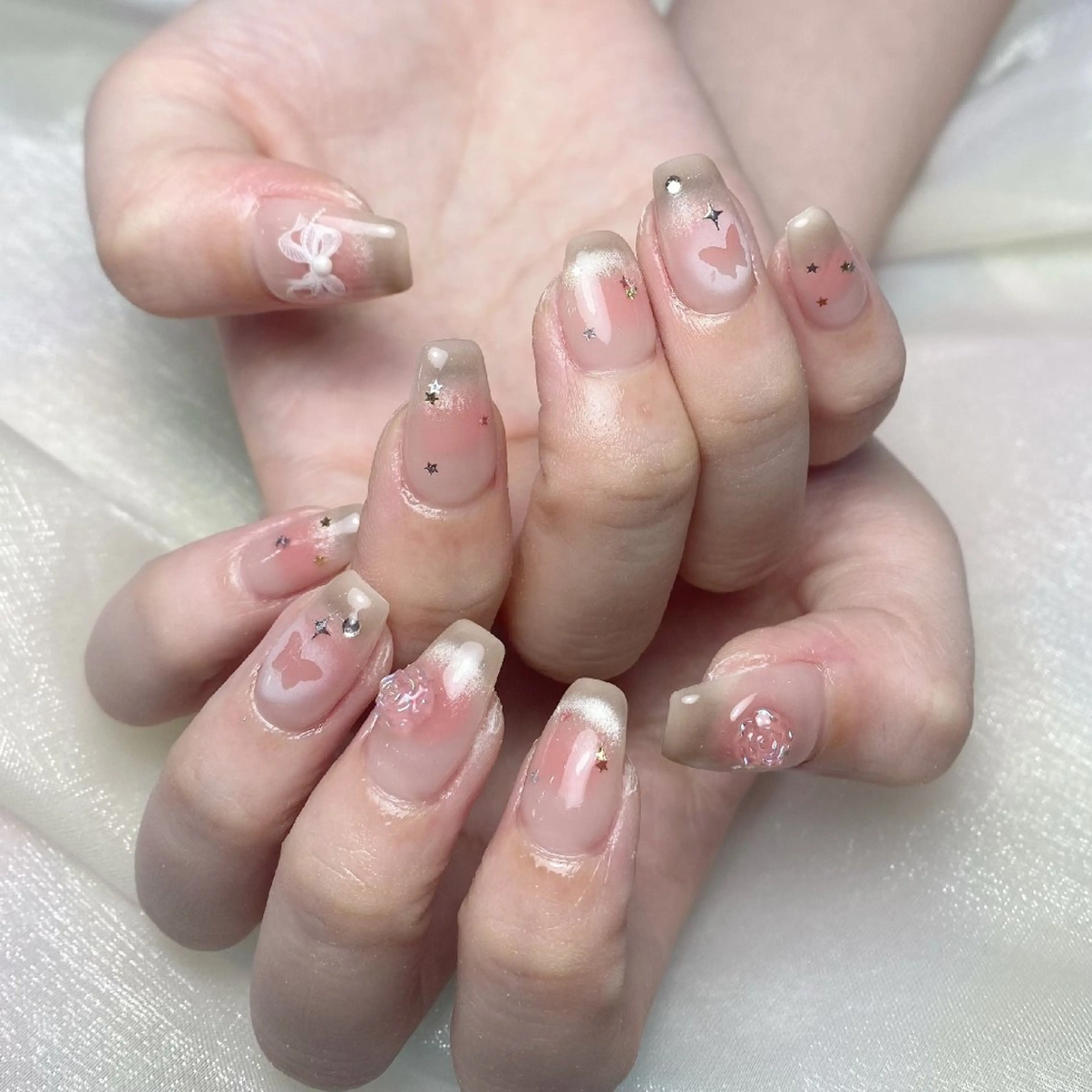ネイル チークネイル フレンチネイル ジェルネイル ガーリー キラキラネイル ハンドネイル UM Nail Salonのネイルデザイン