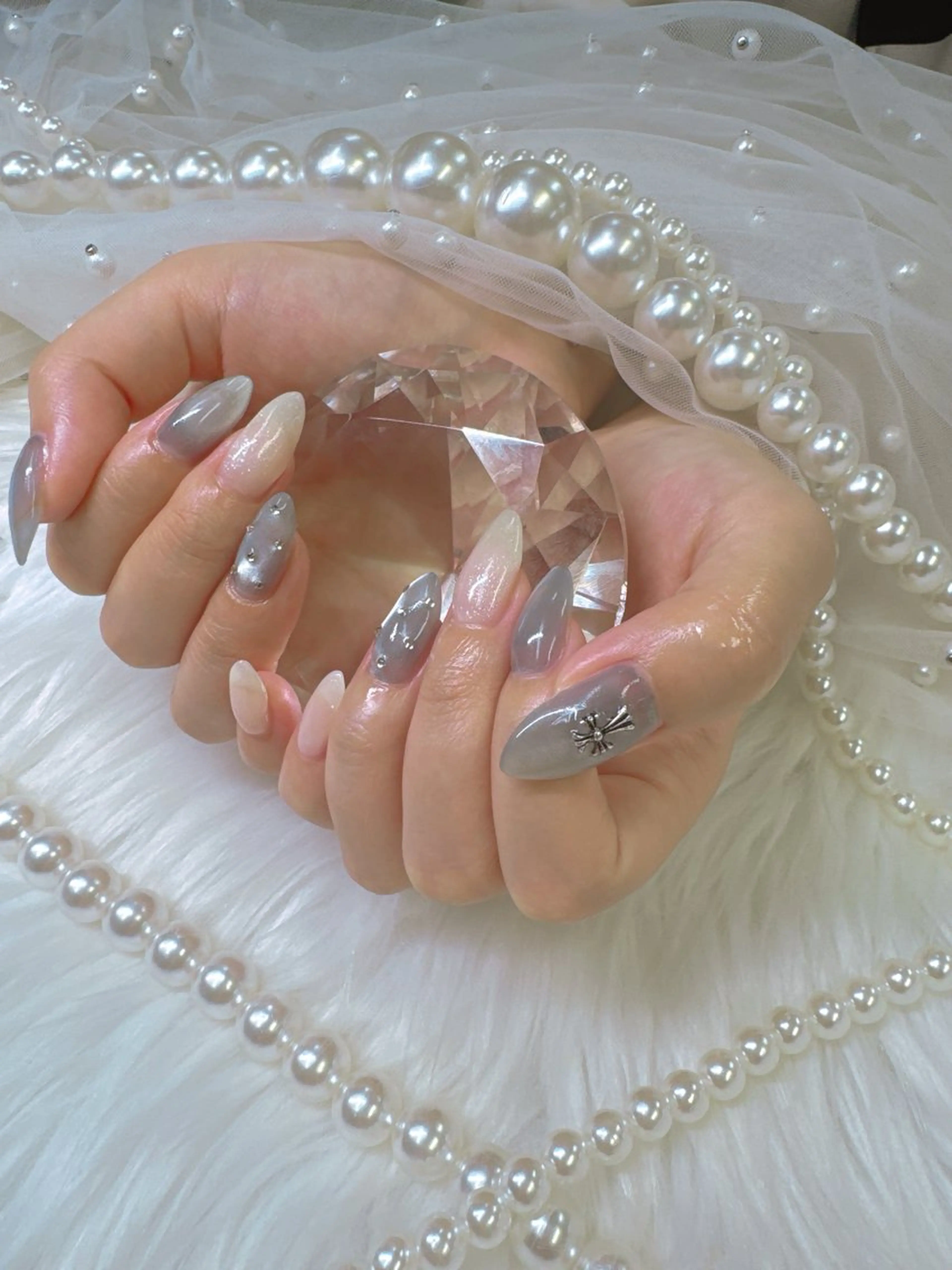 ネイル ボルドー チークネイル ドット 長さ出し フレンチネイル ハンドネイル クイーンズネイル銀座所属・Queeens nailのネイルデザイン