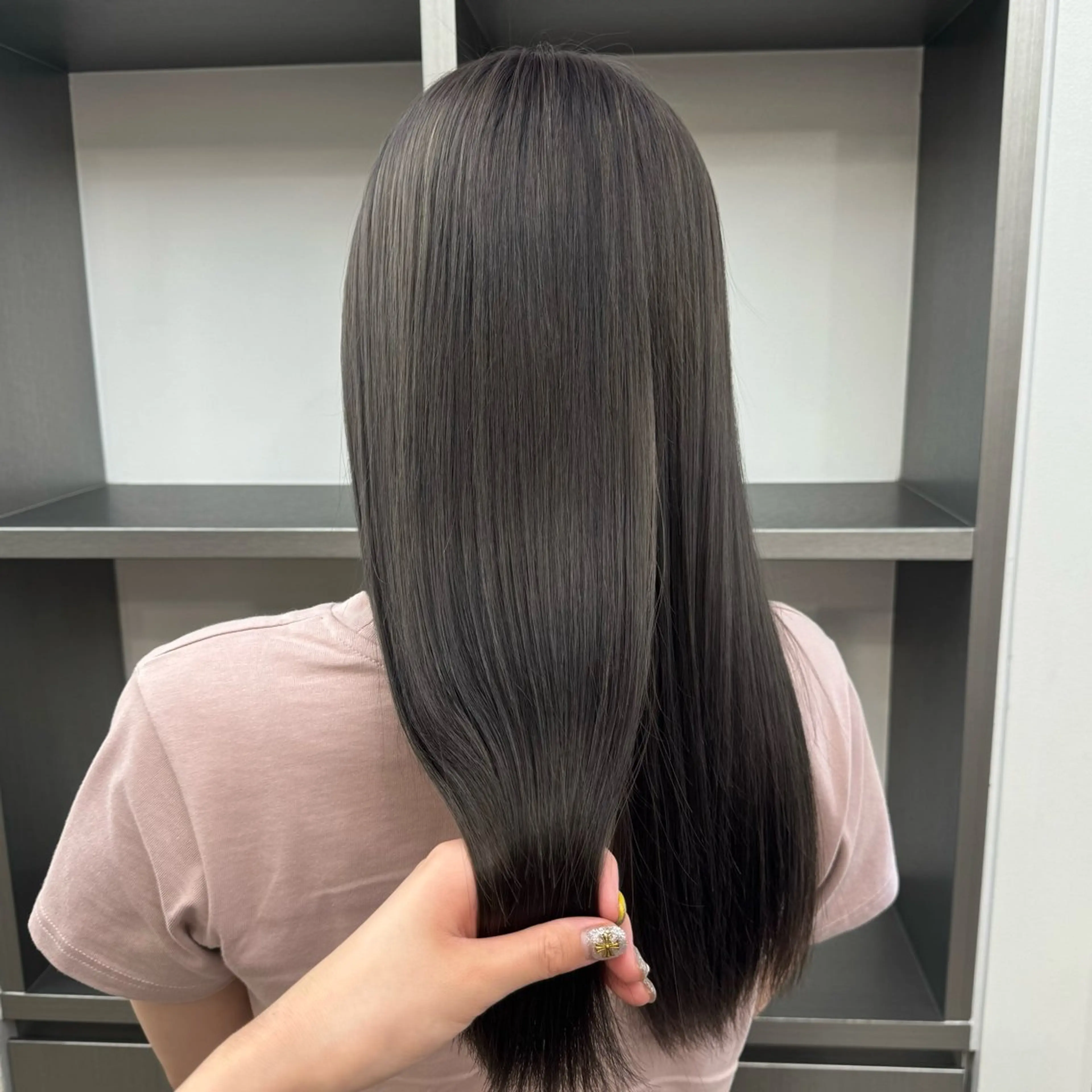 ミディアム カラー 透明感カラー グレージュ ヘアカラー トリートメント 🌼動き×透明感🩵 ハイトーン/ナナのヘアスタイル