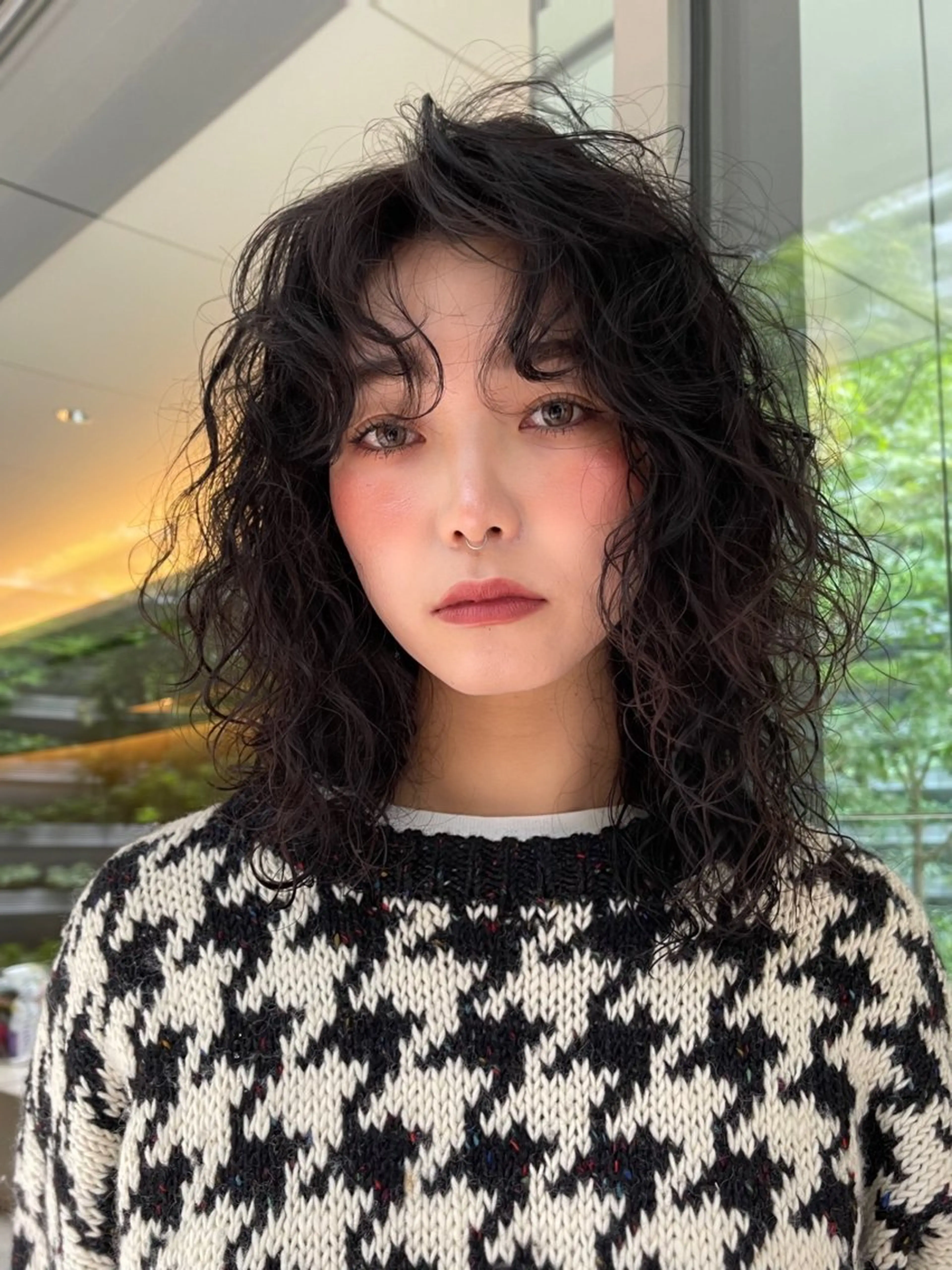 ミディアム パーマ ミディアムパーマ カット ヘアカラー パーマ トリートメント ボブパーマ ウルフパーマのヘアスタイル