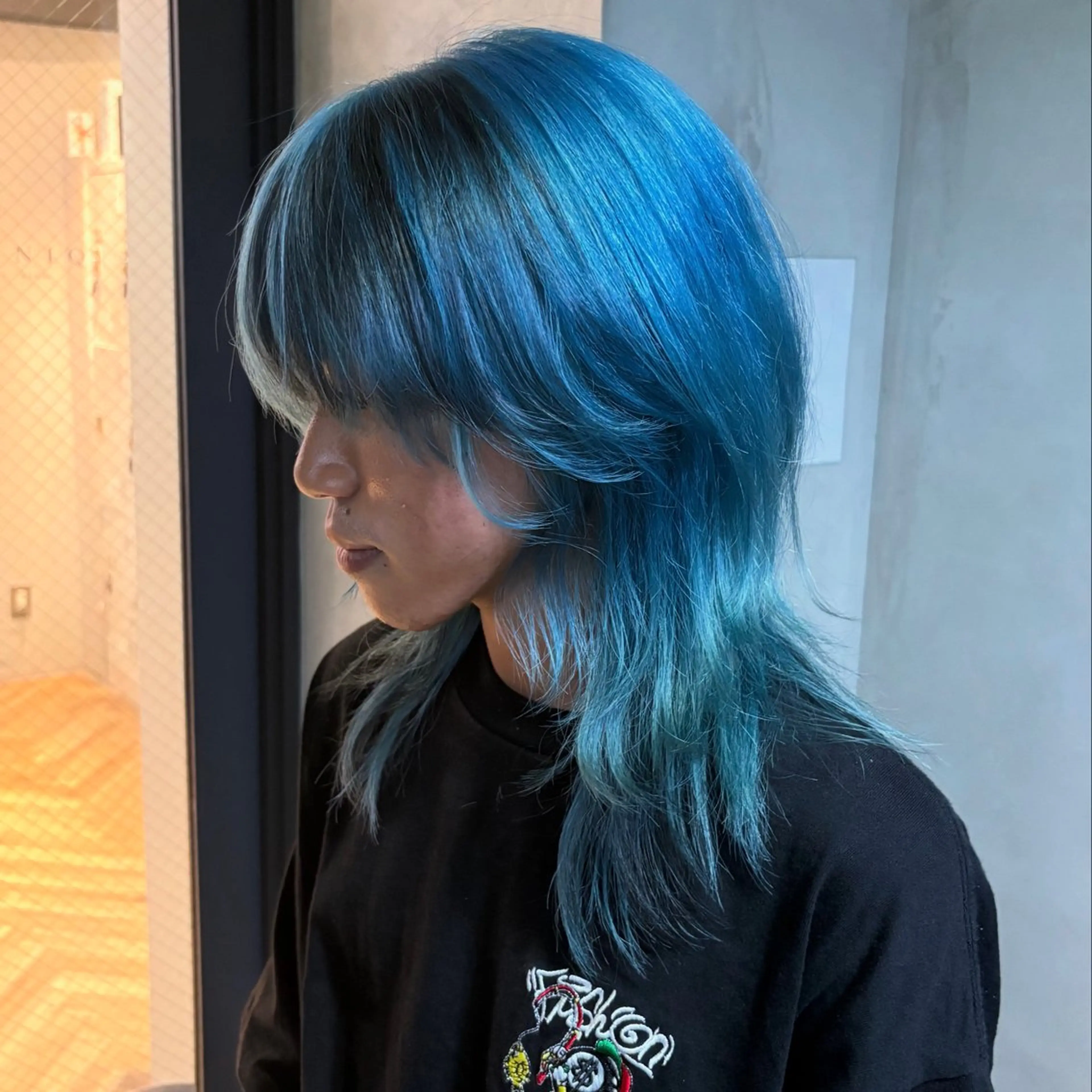 カラー メンズ メンズブリーチ 黒髪 ブリーチ ブルーカラー デザインカラー 藤山 大地のヘアスタイル