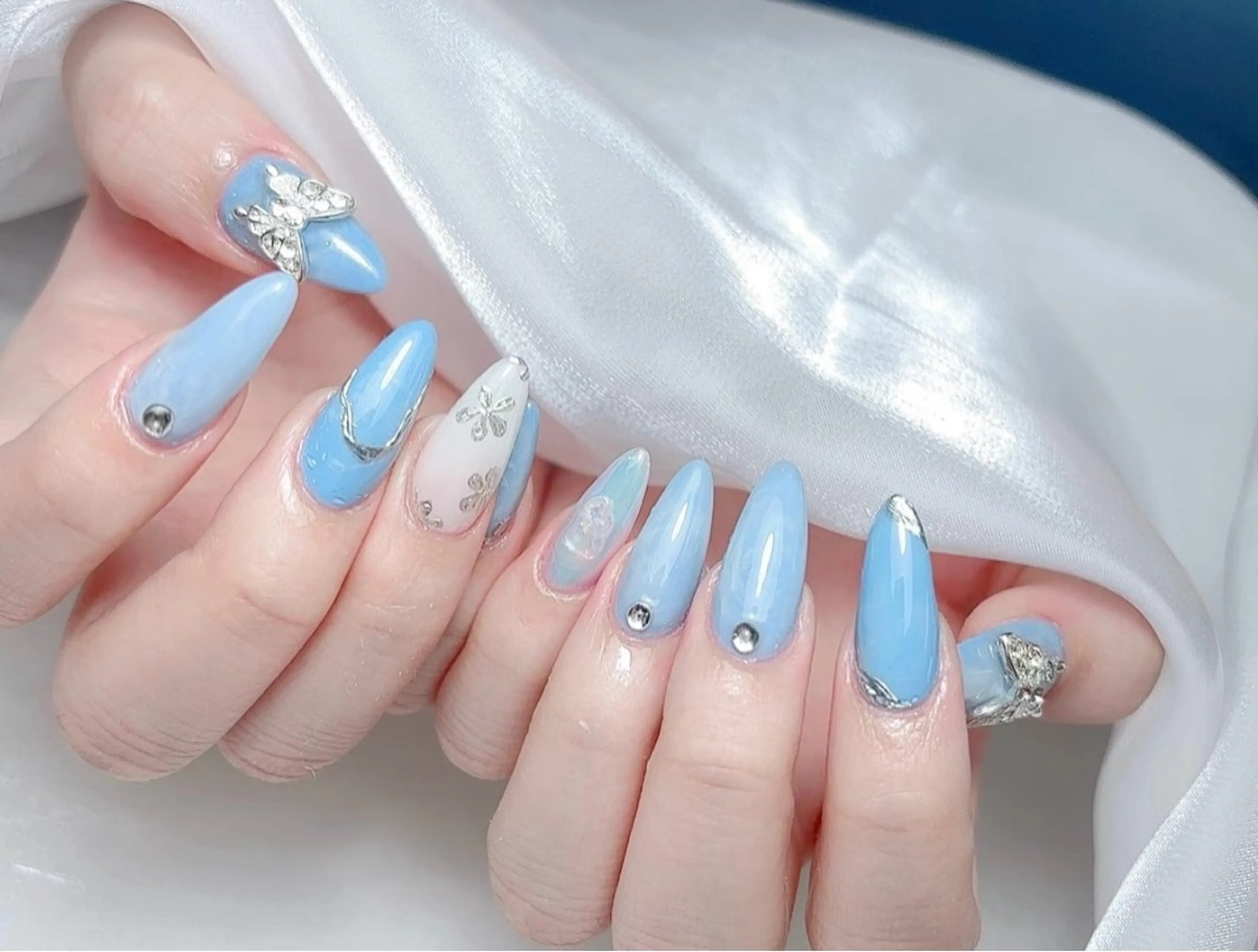 ネイル アートネイル キラキラネイル 水色 ストーンネイル ネイルチップ ハンドネイル Mimo beau ty   salonのネイルデザイン