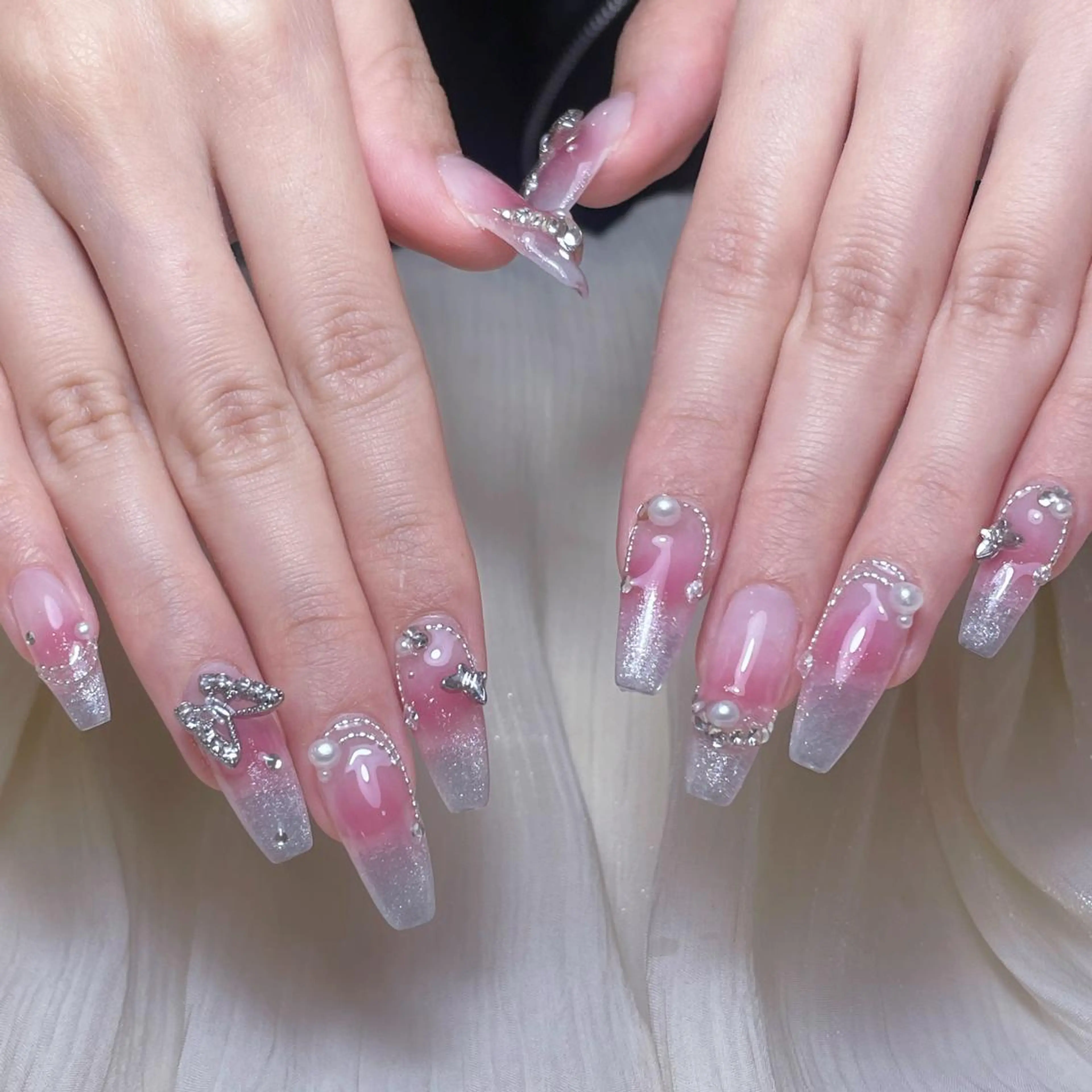 ネイル アートネイル オーロラネイル ガーリー キラキラネイル 韓国ネイル ハンドネイル nina 💅のネイルデザイン