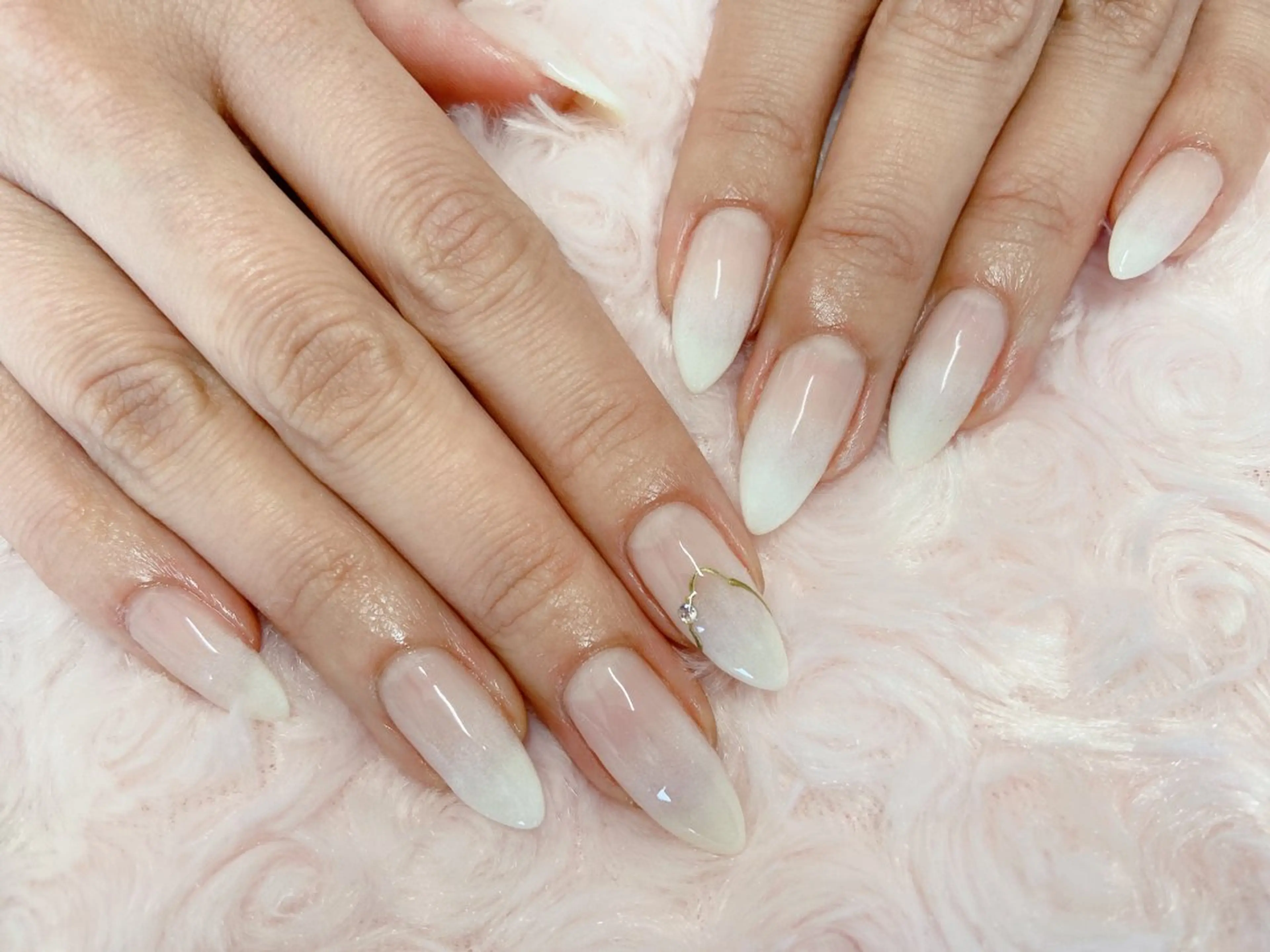ネイル アートネイル グラデーション ロングネイル ホワイト ハンドネイル nail salon Berry所属・前田 りかのネイルデザイン