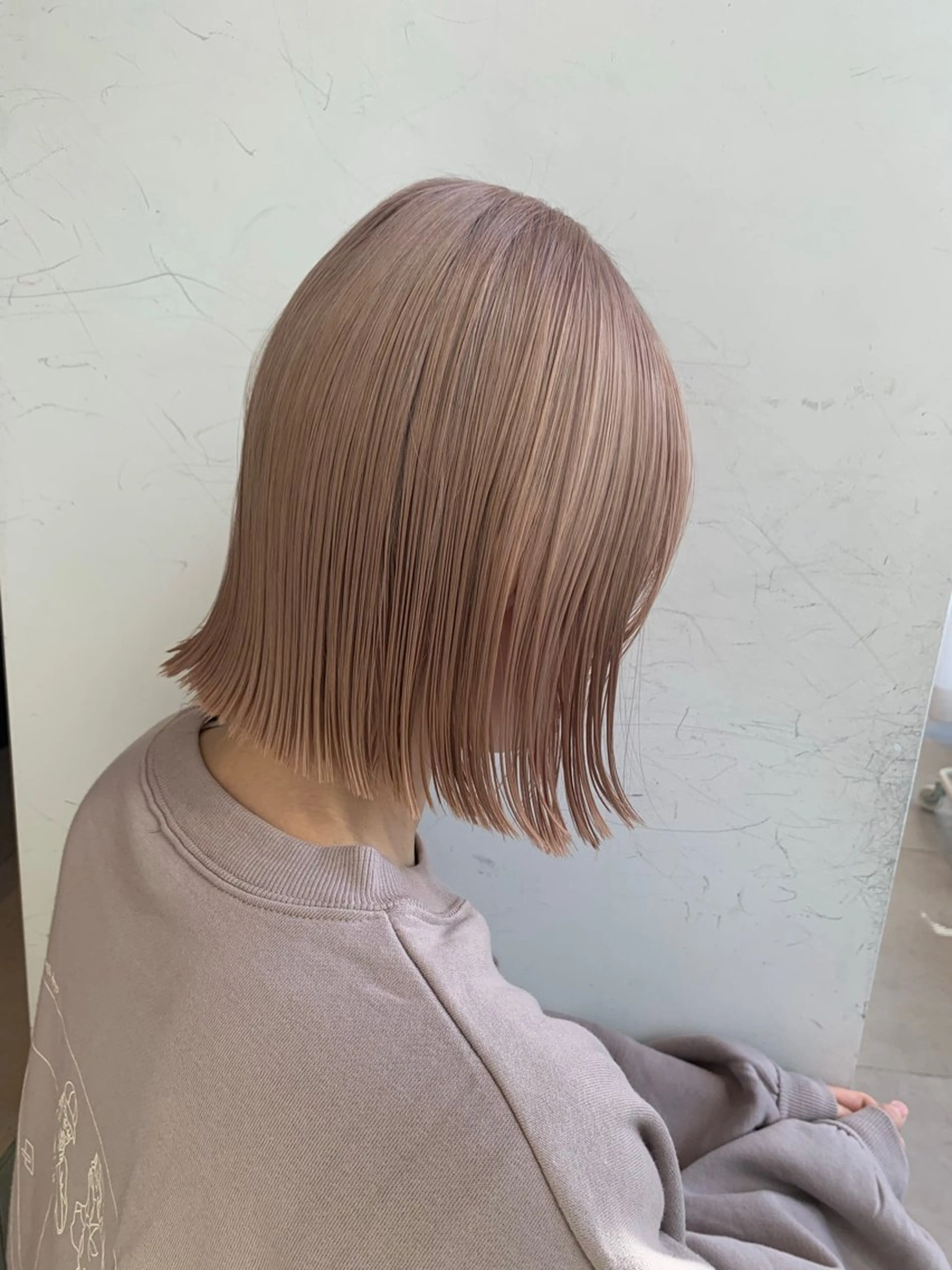 ミディアム カラー ミディアムパーマ ダブルカラー インナーカラー くびれヘア 斜めバング ヘアカラー トリートメント ヘアセット ニュアンスレイヤー ハイトーンカラーのヘアスタイル