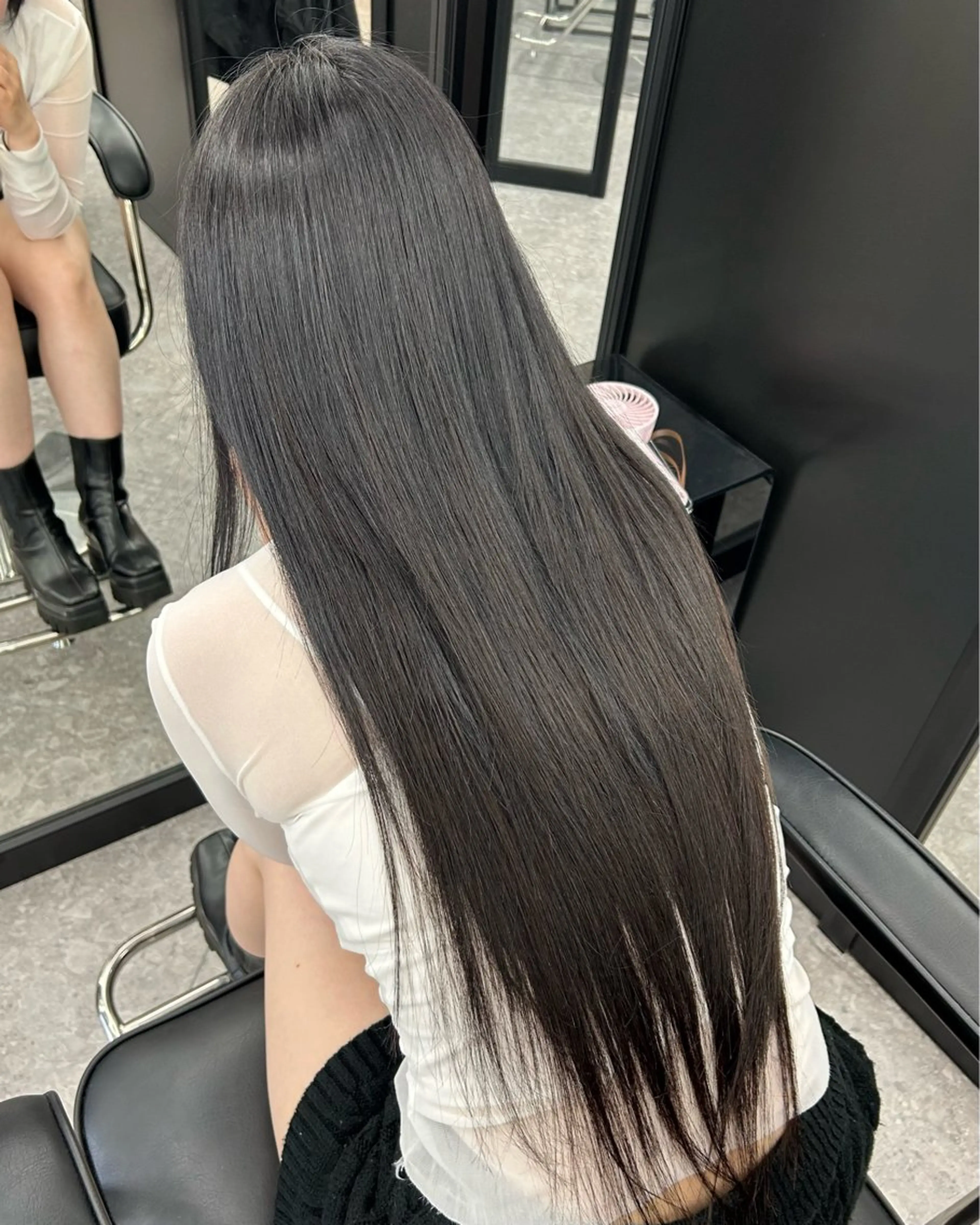 ロング カラー 黒髪 グレーブラック エクステ ヘアカラー エクステ LANDS所属・nanaka 🤍韓国ワンホンヘアのヘアスタイル