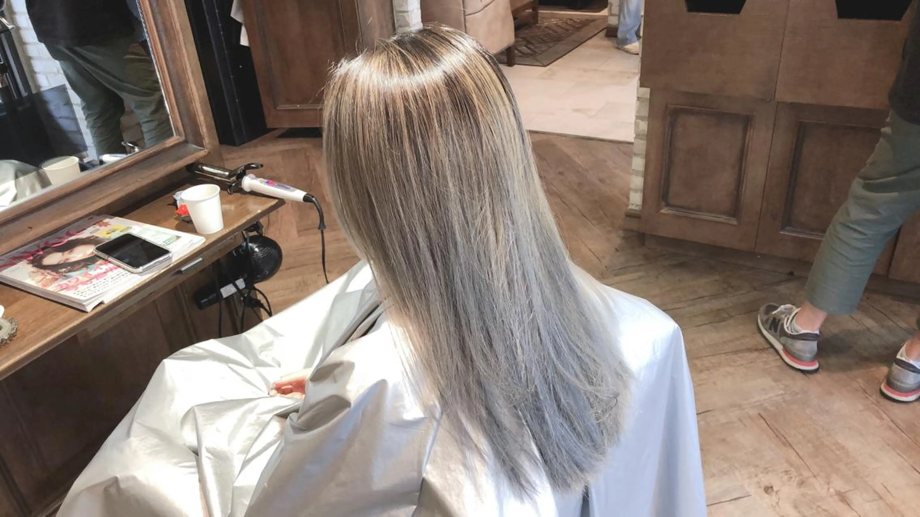 ロング カラー パーマ ヘアアレンジ メンズ キッズ ネイル マツエク・マツパ メンズバレイヤージュ バレイヤージュ シルバー レイヤーカット シルバー カット 縮毛矯正 トリートメント OAK  兵庫所属・OAK 兵庫のヘアスタイル