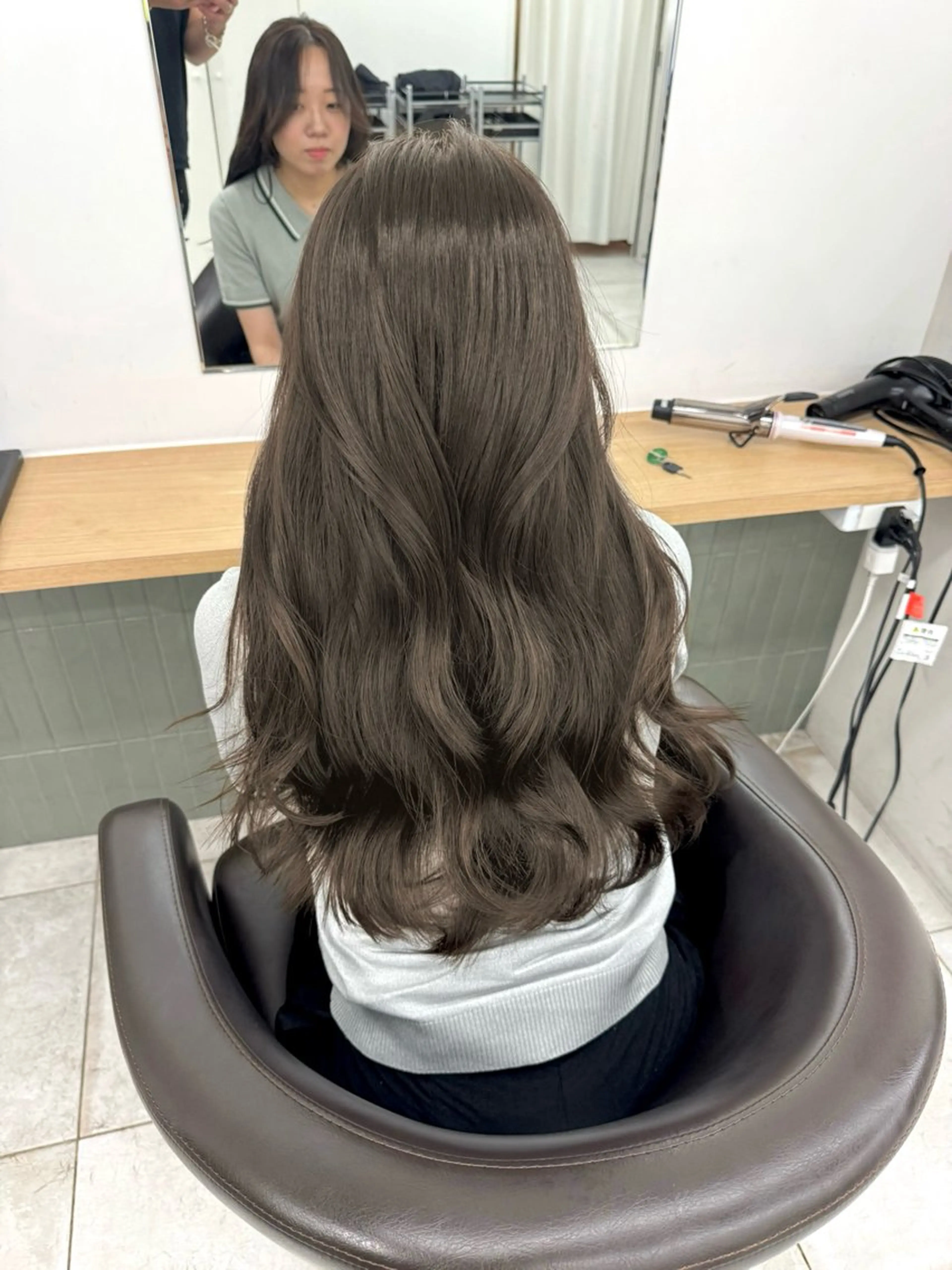 ロング カラー ベージュカラー ブリーチ ケアカラー 透明感カラー グレージュ カット ヘアカラー トリートメント ブリーチなし韓国ヘア レイヤー縮毛🤍渡邉のヘアスタイル