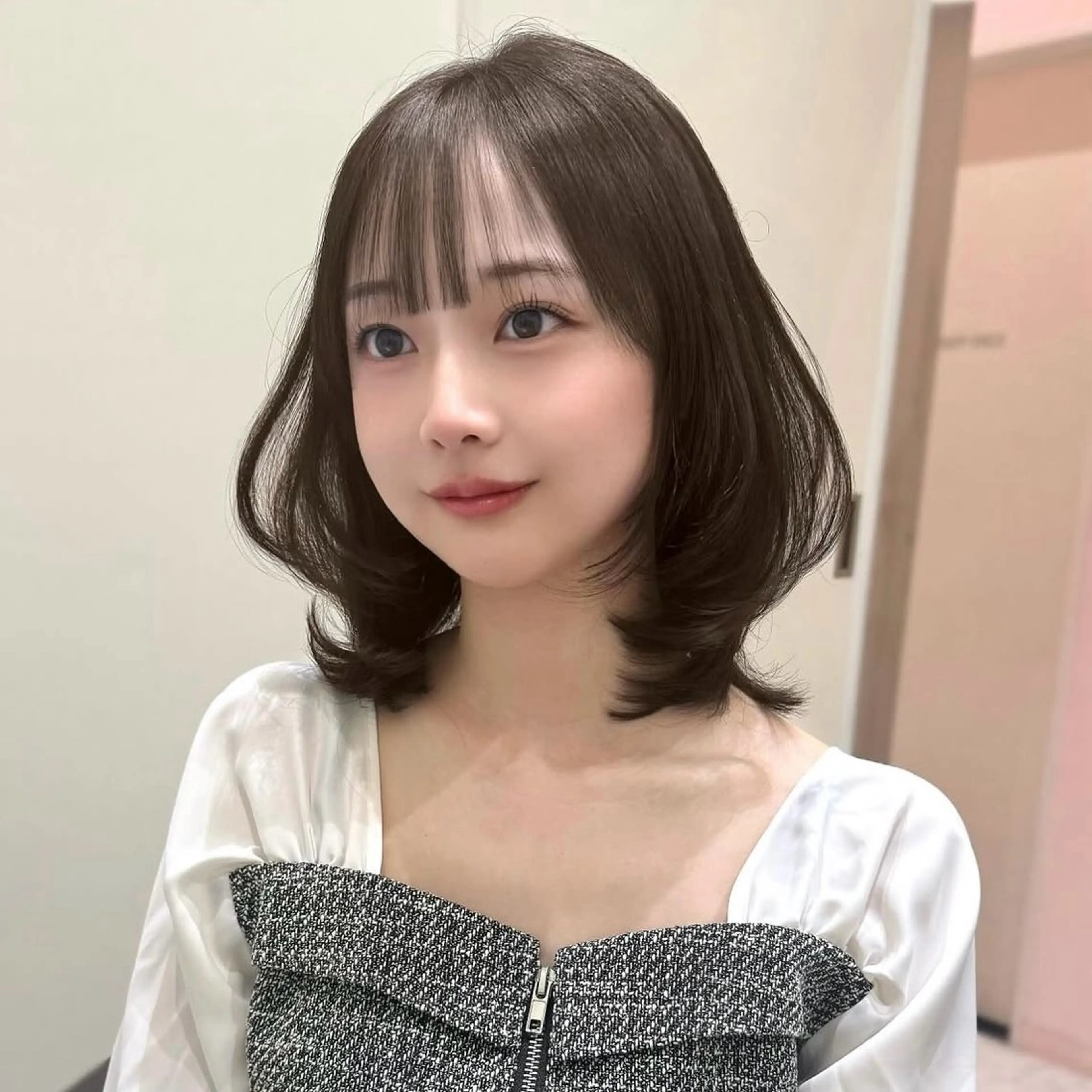 ミディアム カラー アッシュ アッシュグレー ブリーチ ケアカラー レイヤーカット カット ヘアカラー トリートメント モテ韓国ヘア/ レイヤー🤍RIKAのヘアスタイル