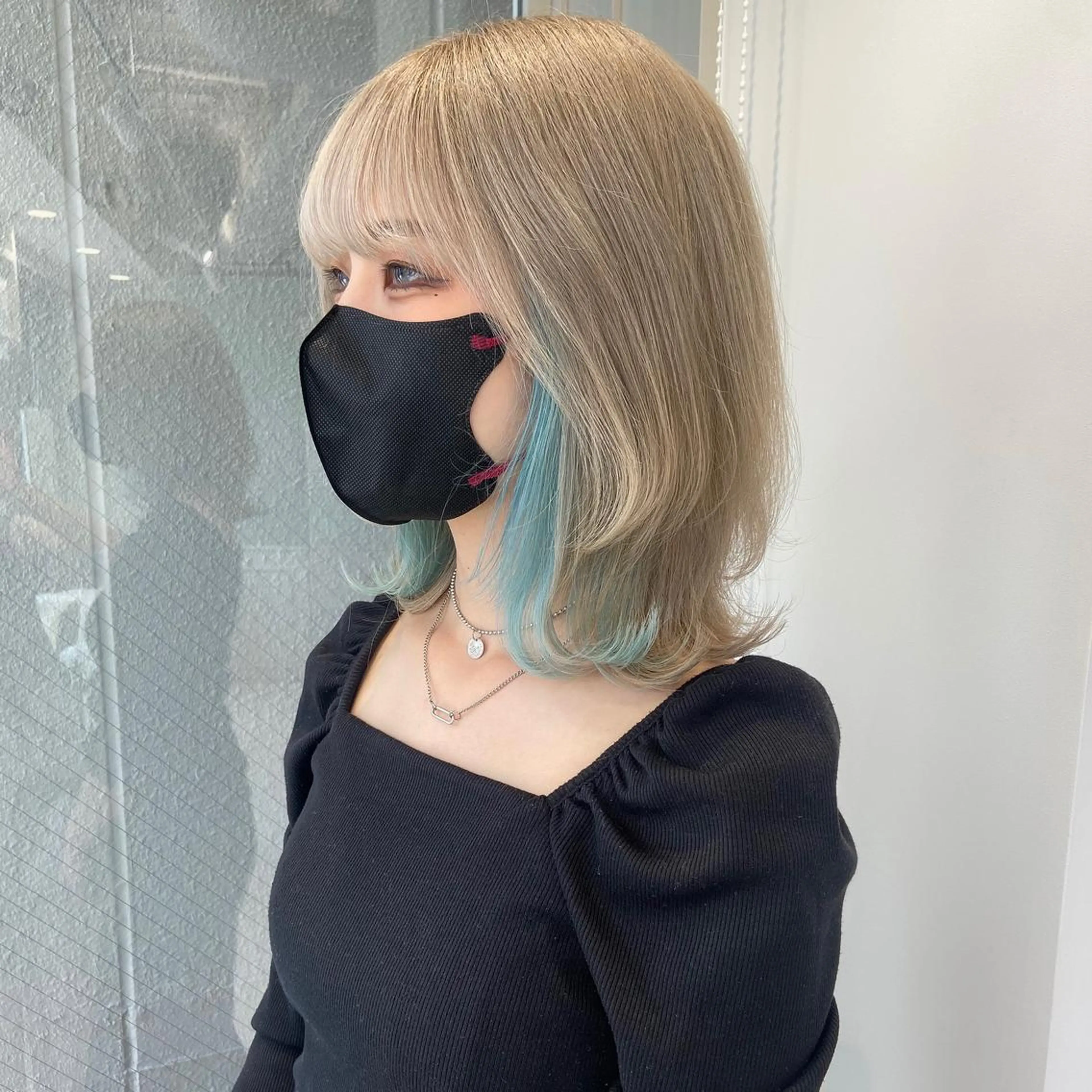 ミディアム カラー ブリーチ ブロンド インナーカラー ホワイトブロンド ヘアカラー 顔まわりカット レイヤー桑原 日花理のヘアスタイル
