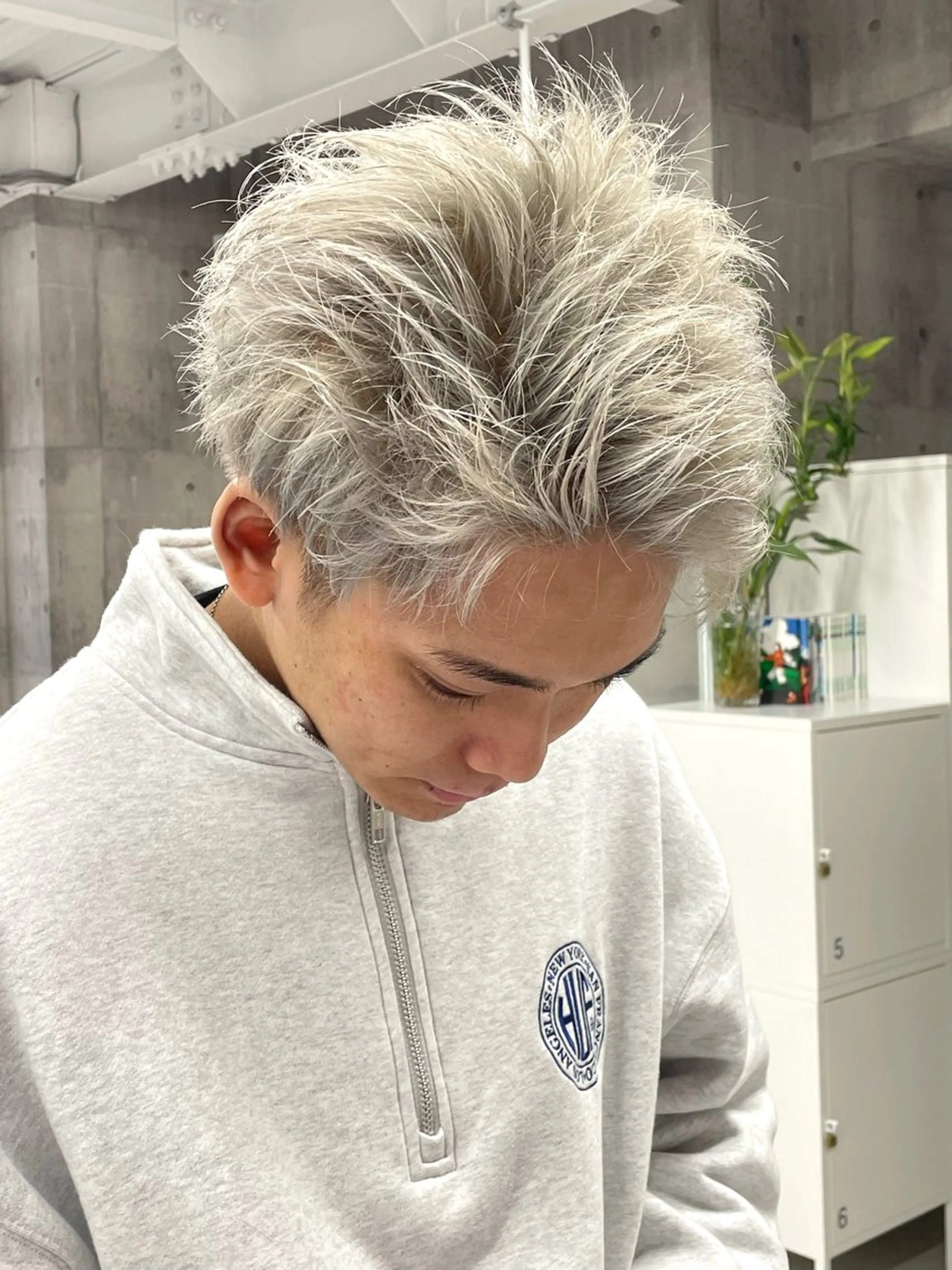 ショート カラー メンズ メンズブリーチ スパイキーショート ブリーチ ショートヘア トリートメント 錦 茉李のヘアスタイル