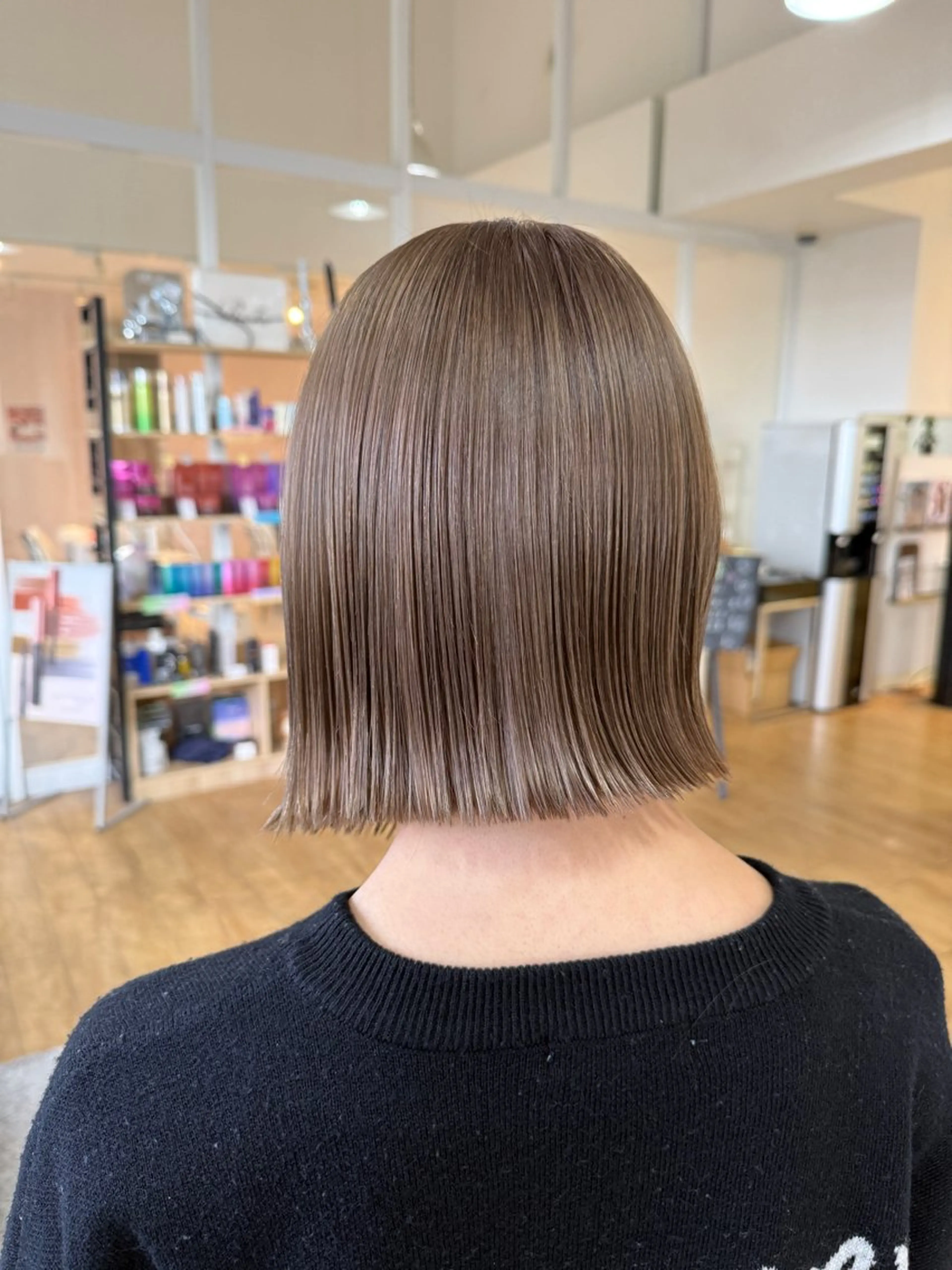 ショート カラー アッシュ 透明感カラー ハイトーンカラー ミルクティーアッシュ ボブ ヘアカラー トリートメント 鹿児島 聖来のヘアスタイル