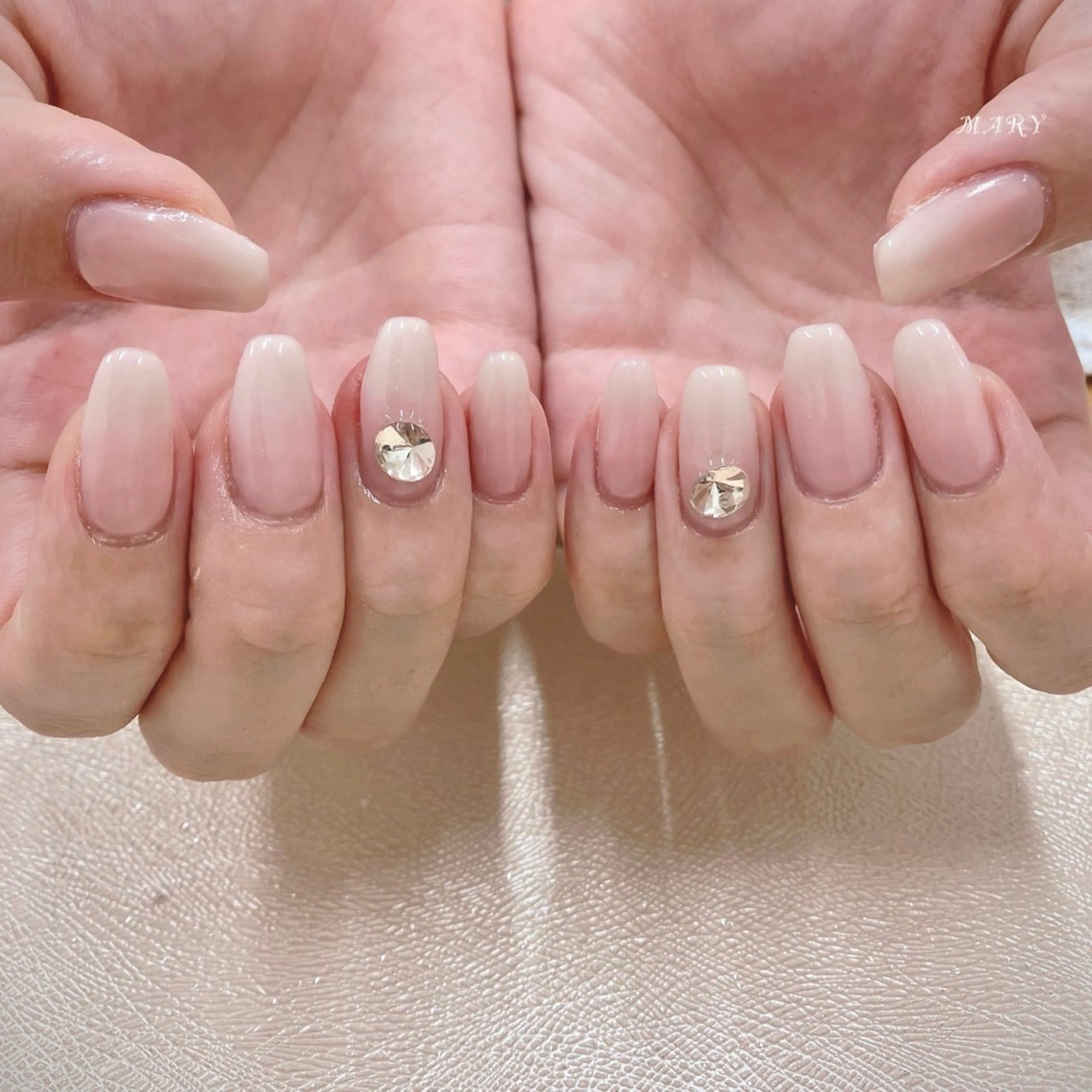 ネイル グラデーション ニュアンスネイル ピンク スクエアネイル ホワイト ハンドネイル Mary nail所属・Mary nail .narumiのネイルデザイン