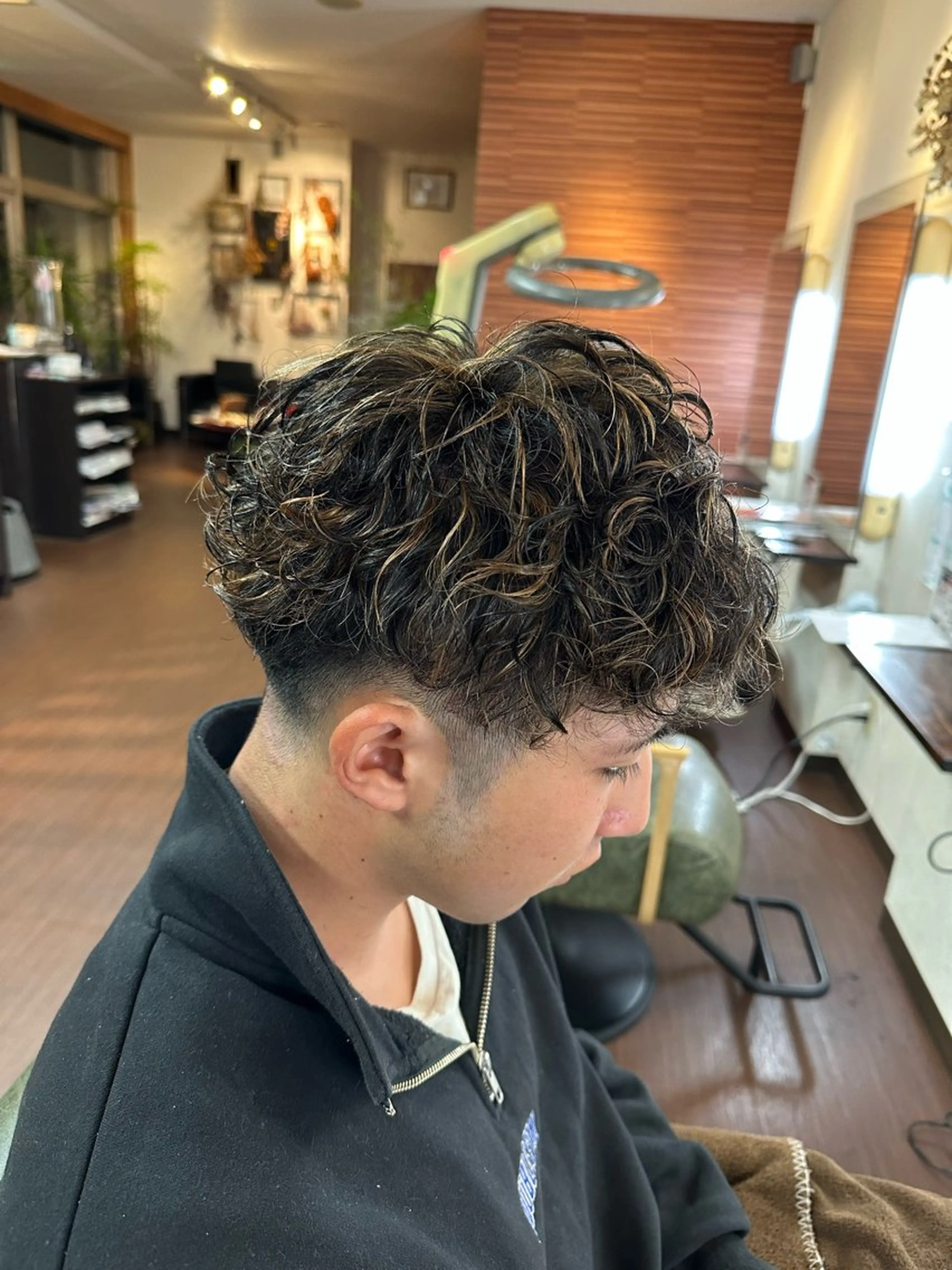 ショート カラー パーマ メンズ メンズパーマ 刈り上げ グラデーションカラー カット ヘアカラー パーマ Glanzhair 🫧‪菊池柊真🫧のヘアスタイル